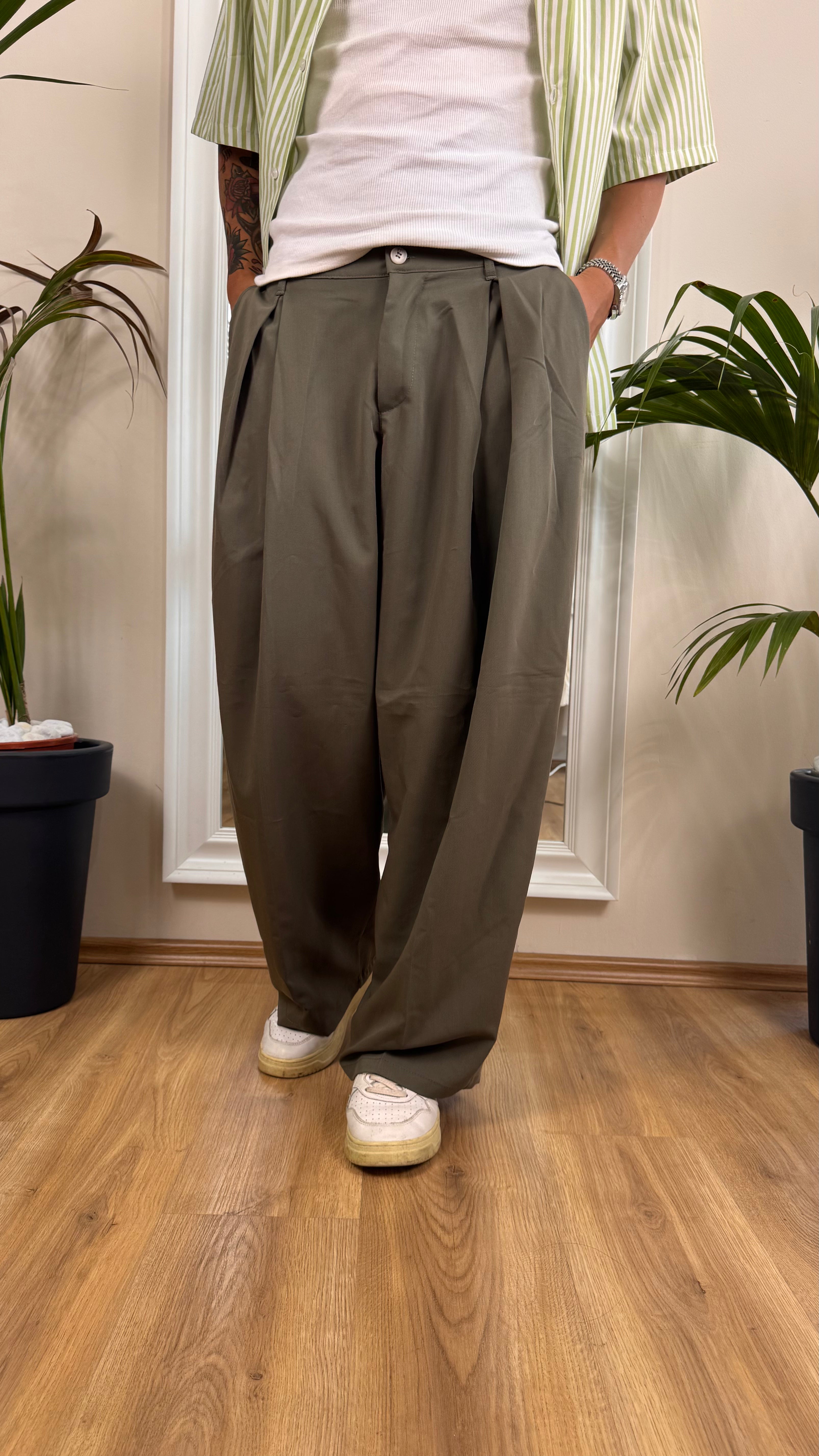 Pantalone baggy fit con doppia pence verde.