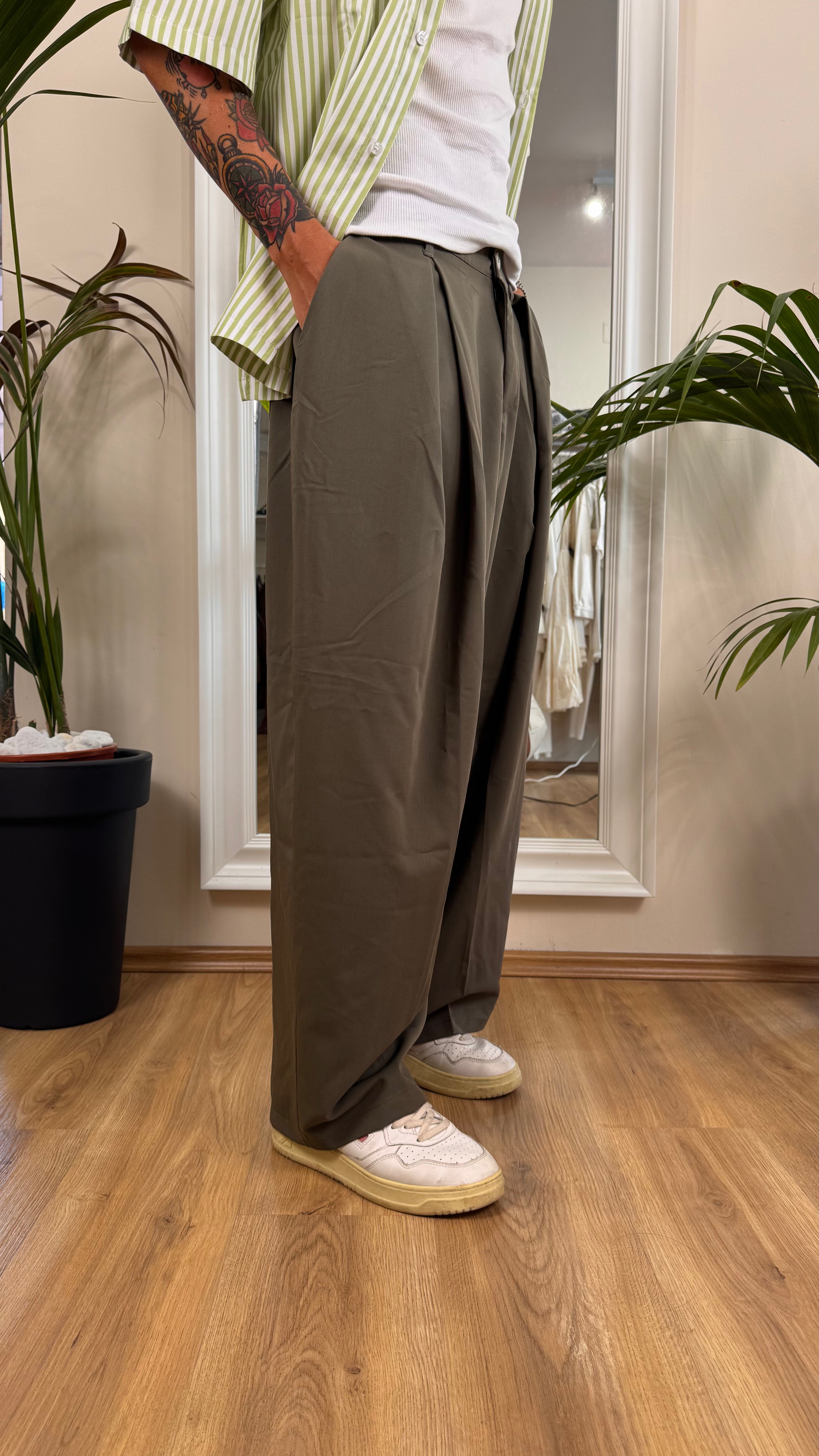 Pantalone baggy fit con doppia pence verde.