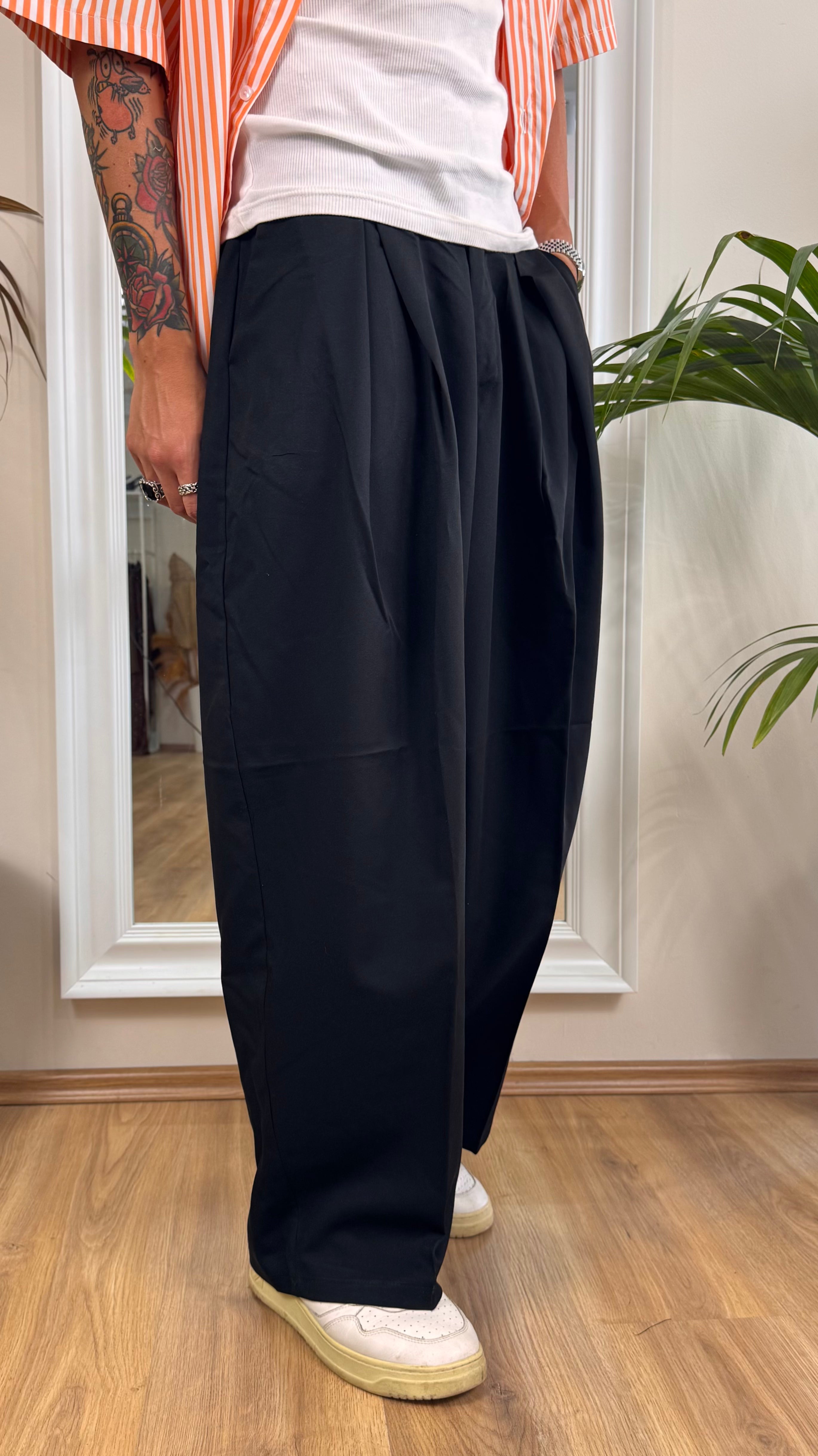 Pantalone baggy fit con doppia pence nero.