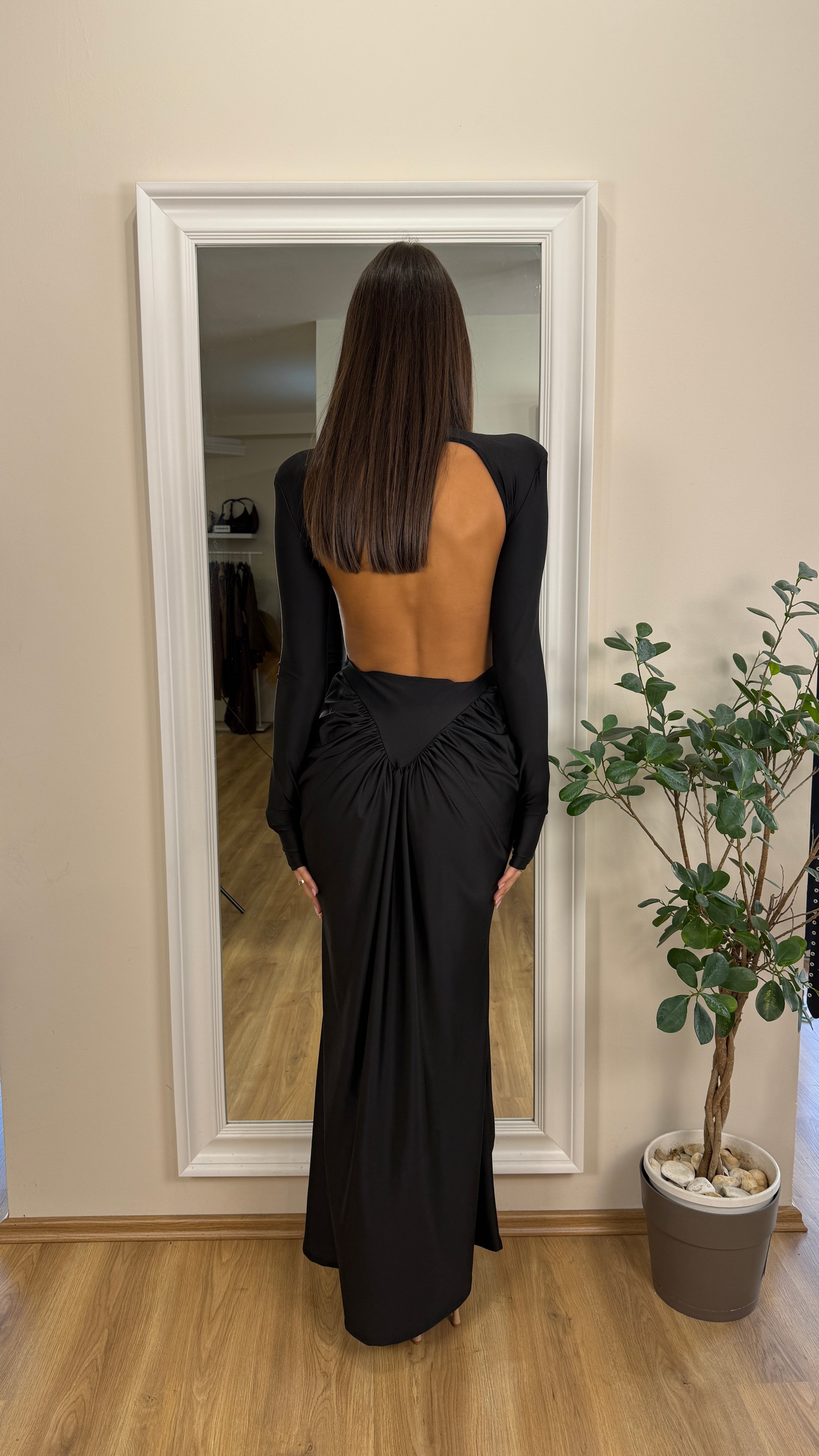 Abito drappeggiato con schiena scoperta.