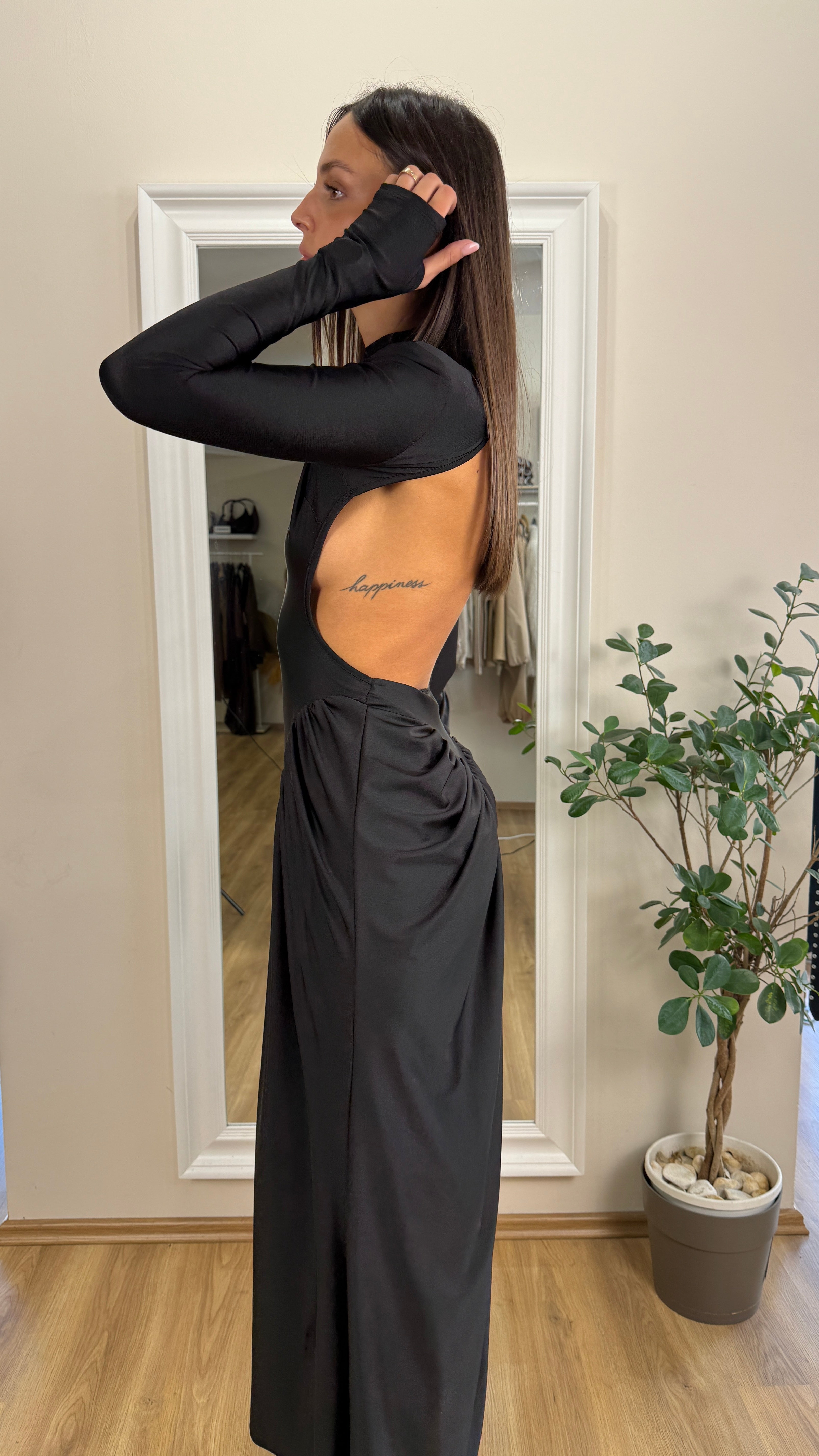 Abito drappeggiato con schiena scoperta.