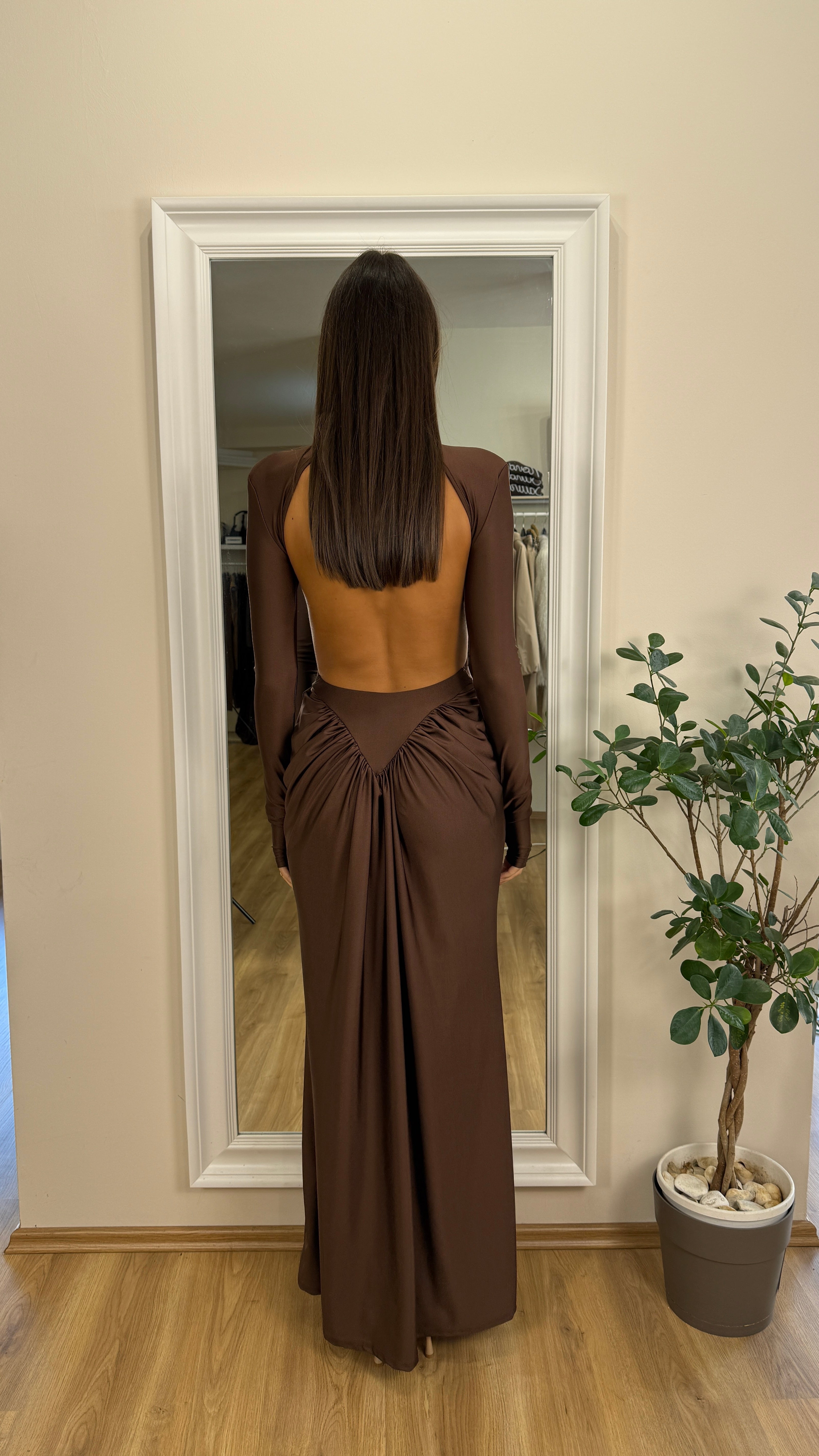 Abito drappeggiato con schiena scoperta.