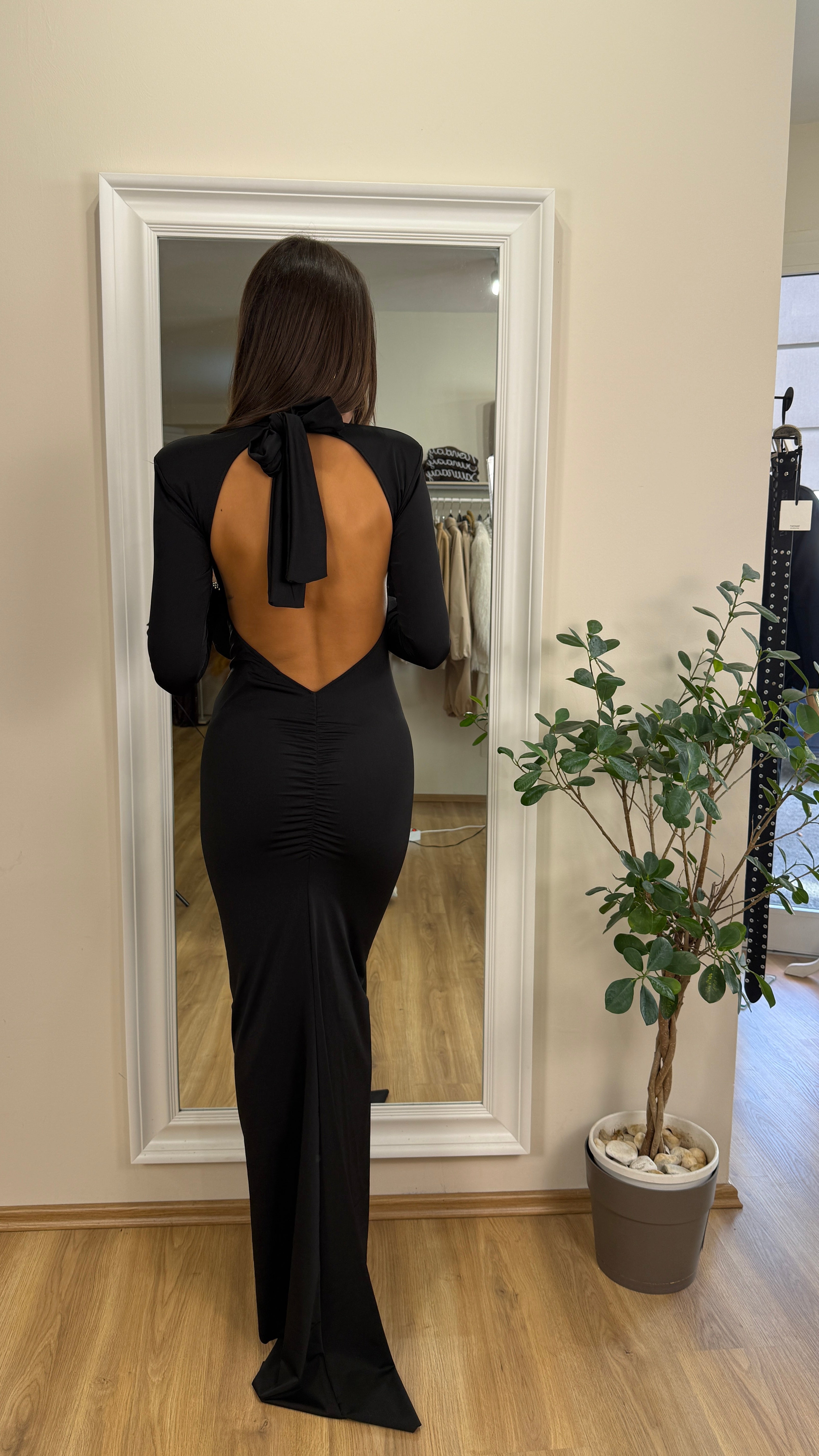 Abito a tubino con coda e schiena scoperta.