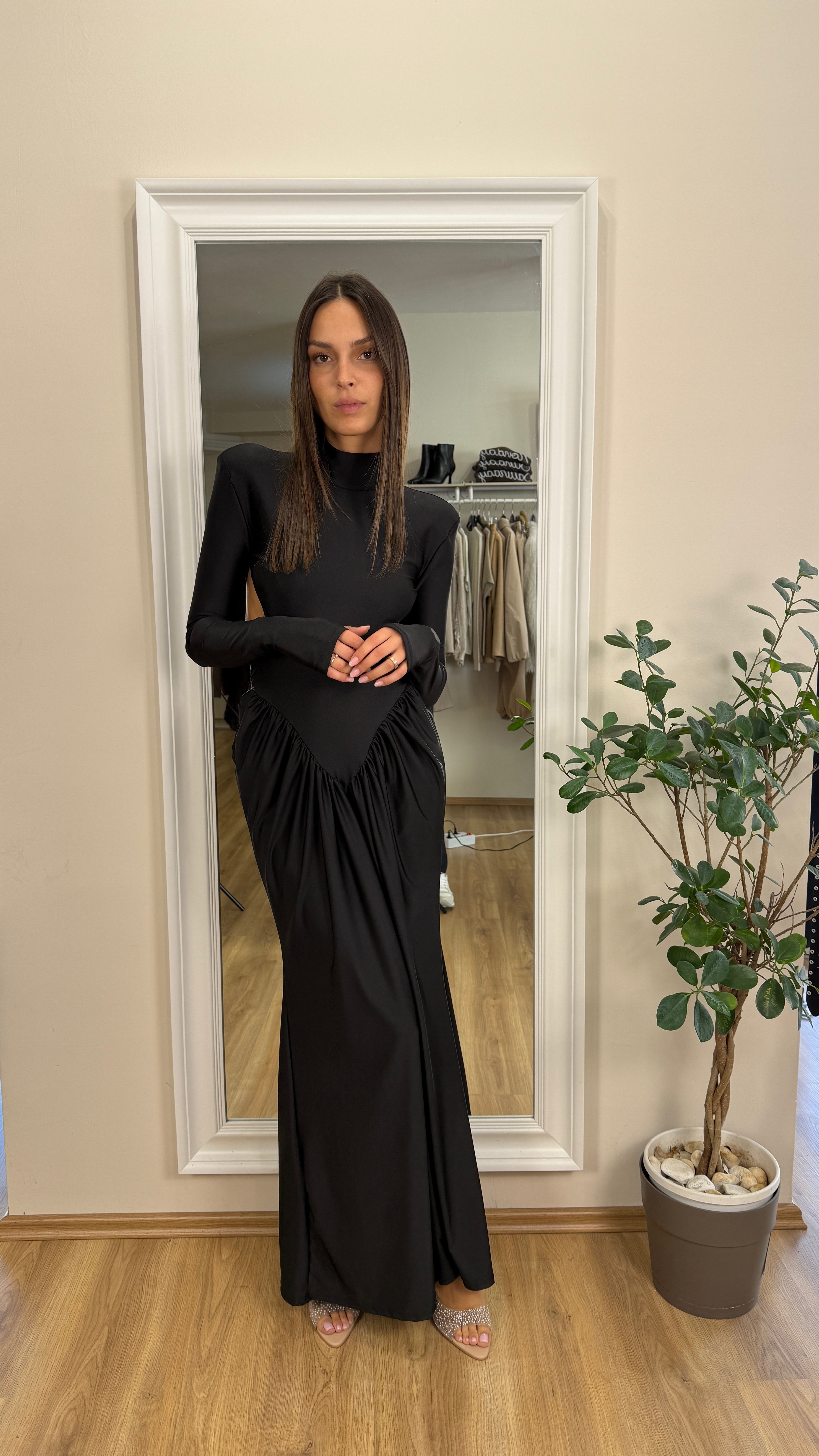 Abito drappeggiato con schiena scoperta.