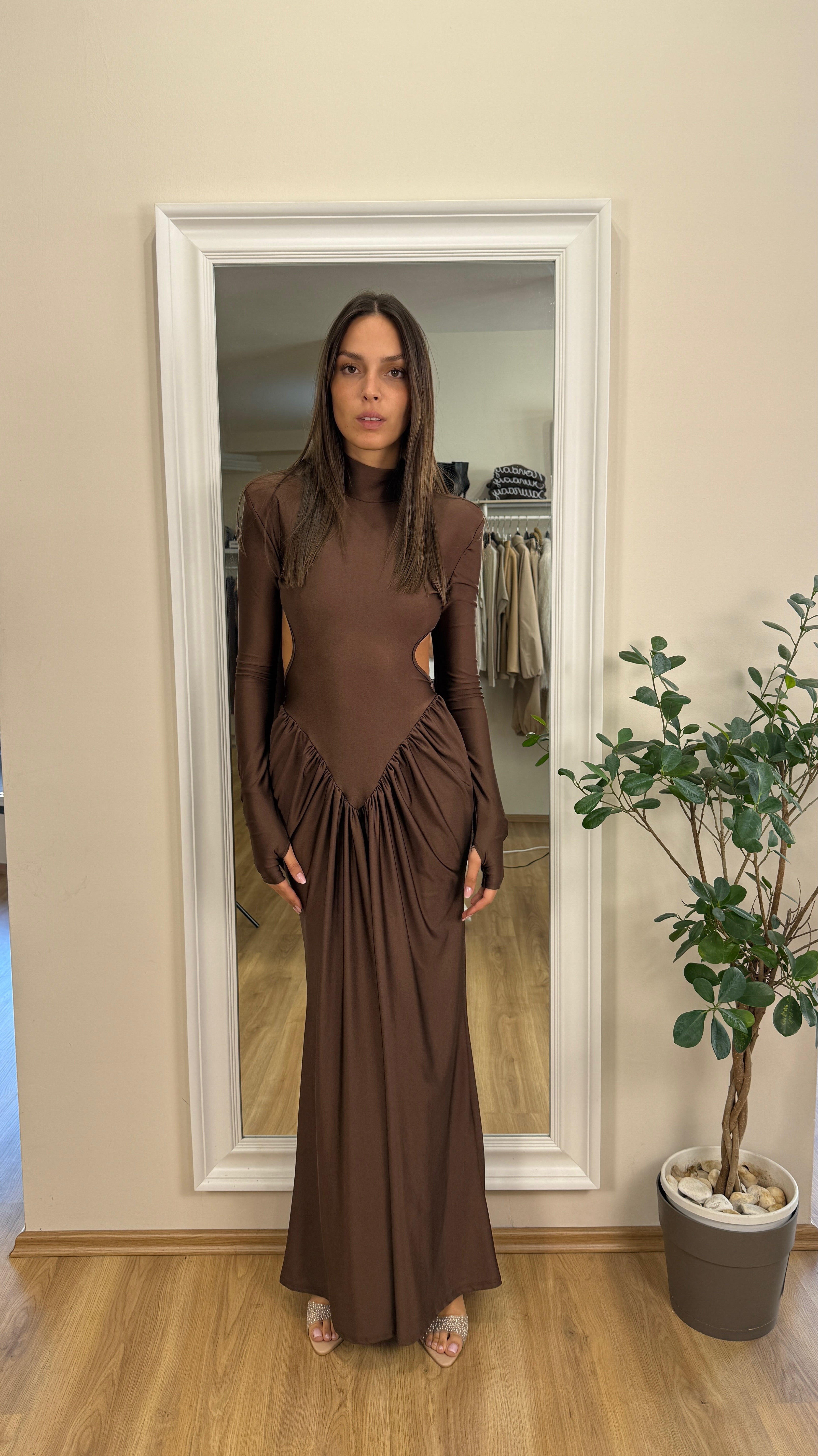 Abito drappeggiato con schiena scoperta.