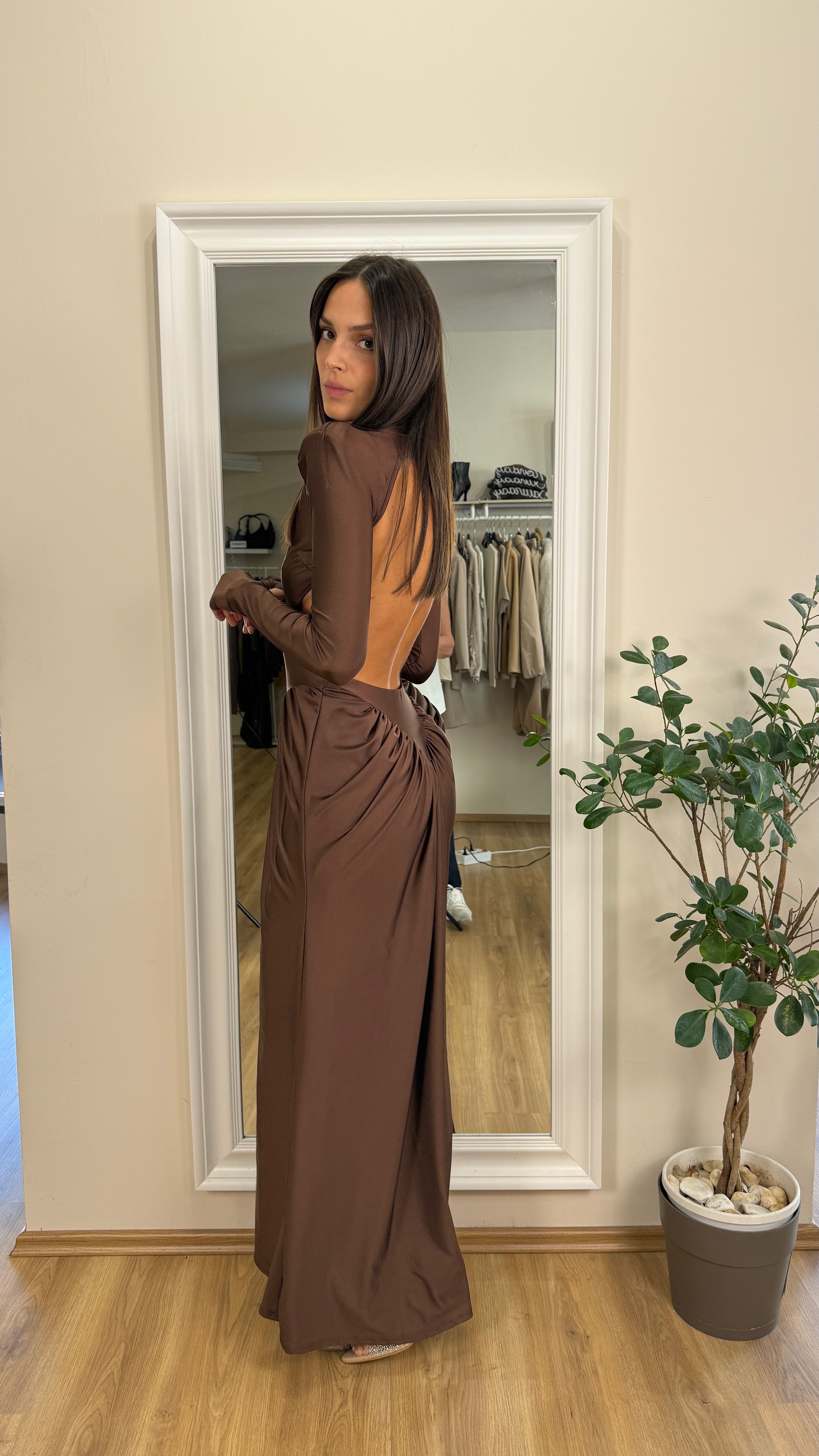 Abito drappeggiato con schiena scoperta.