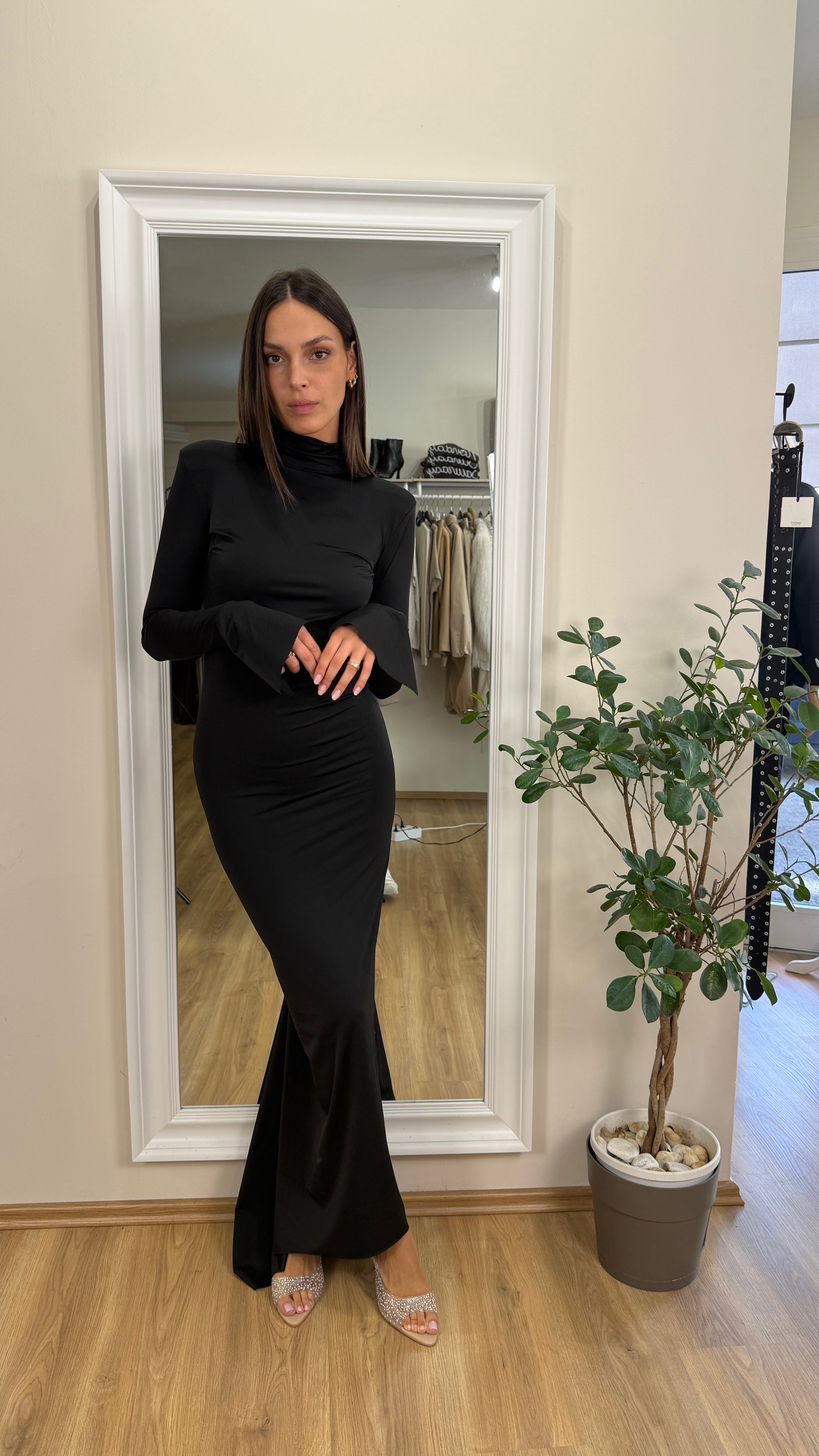 Abito a tubino con coda e schiena scoperta.