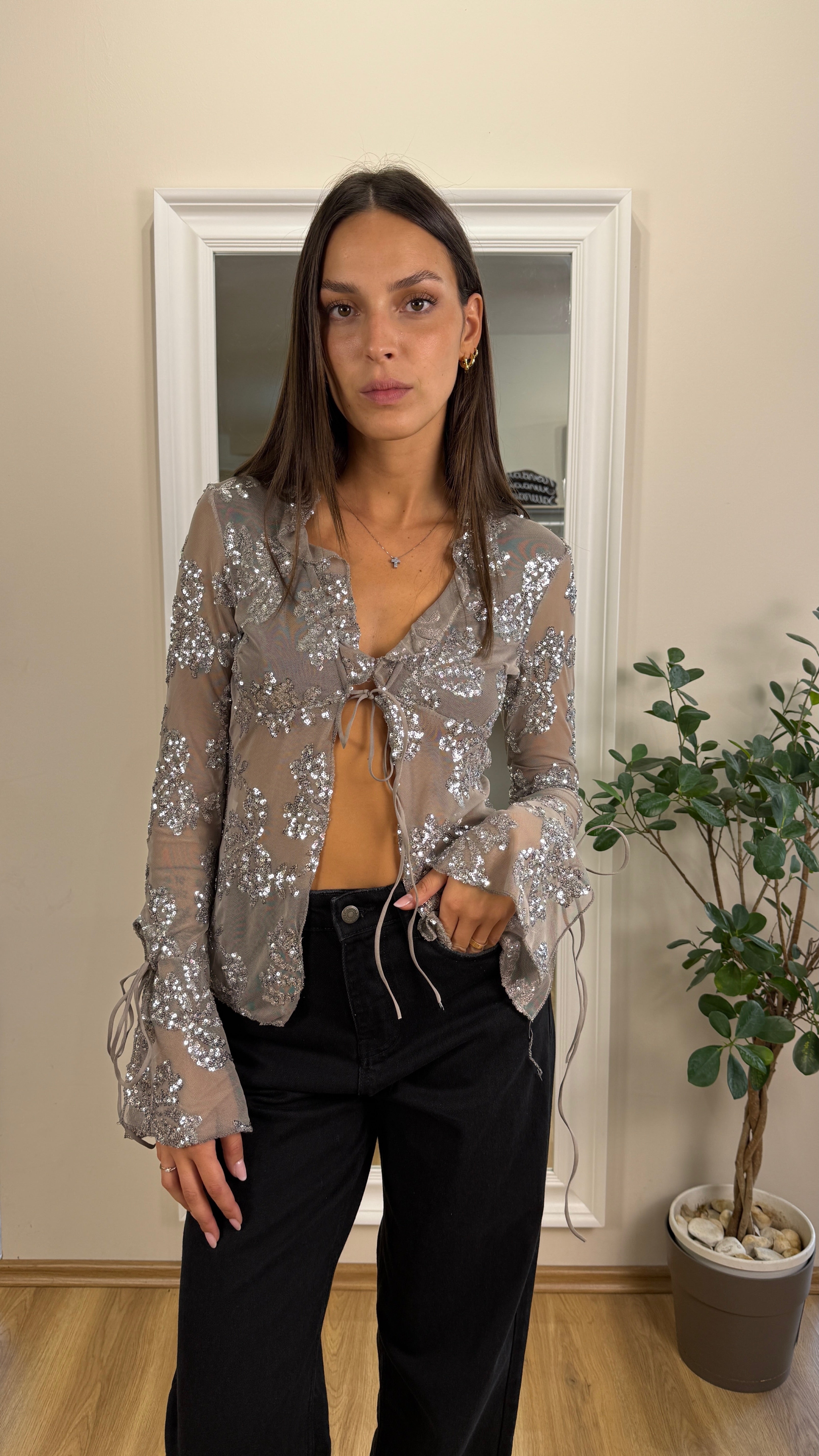 Blusa ricamata con paillettes.