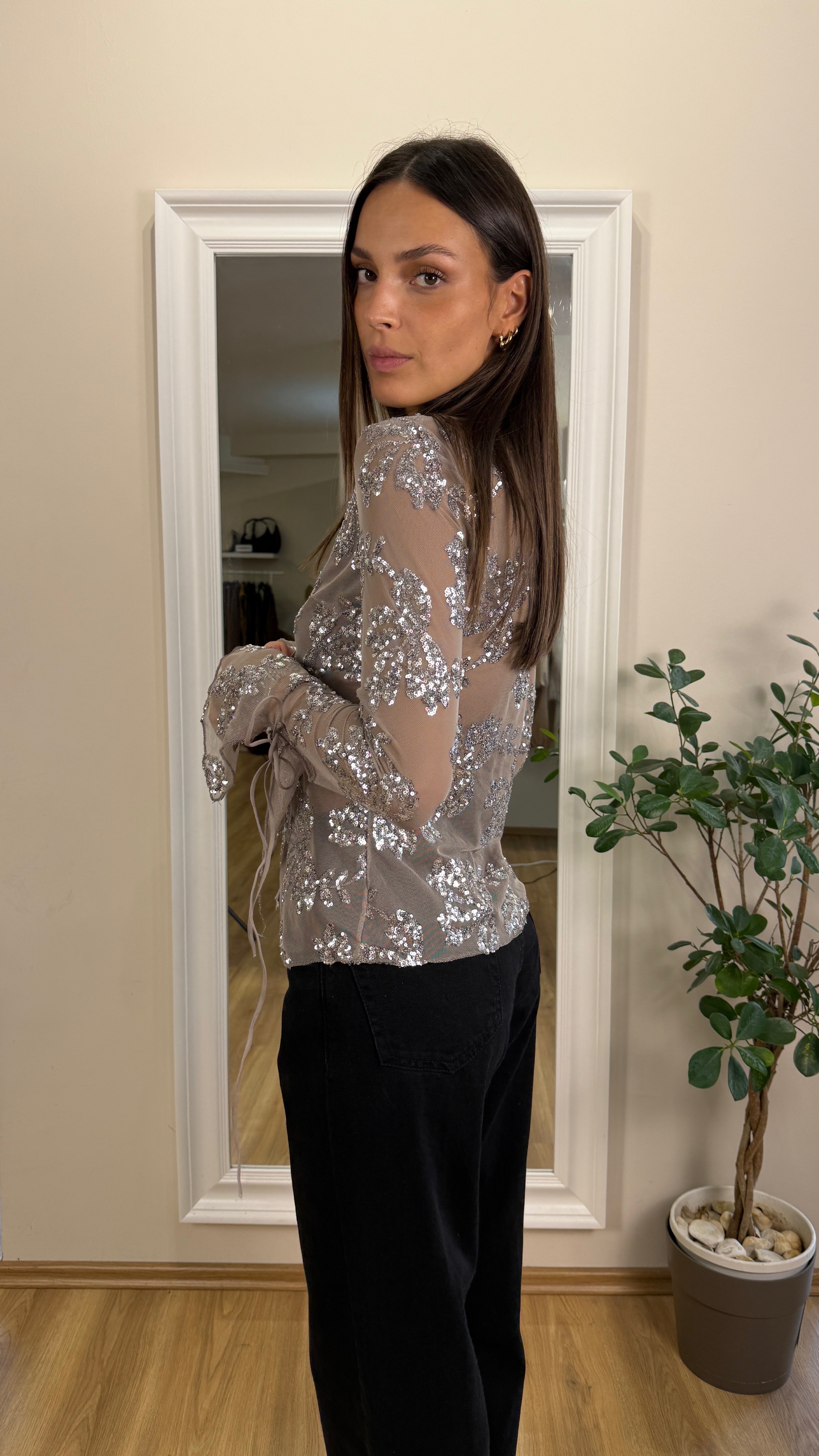 Blusa ricamata con paillettes.