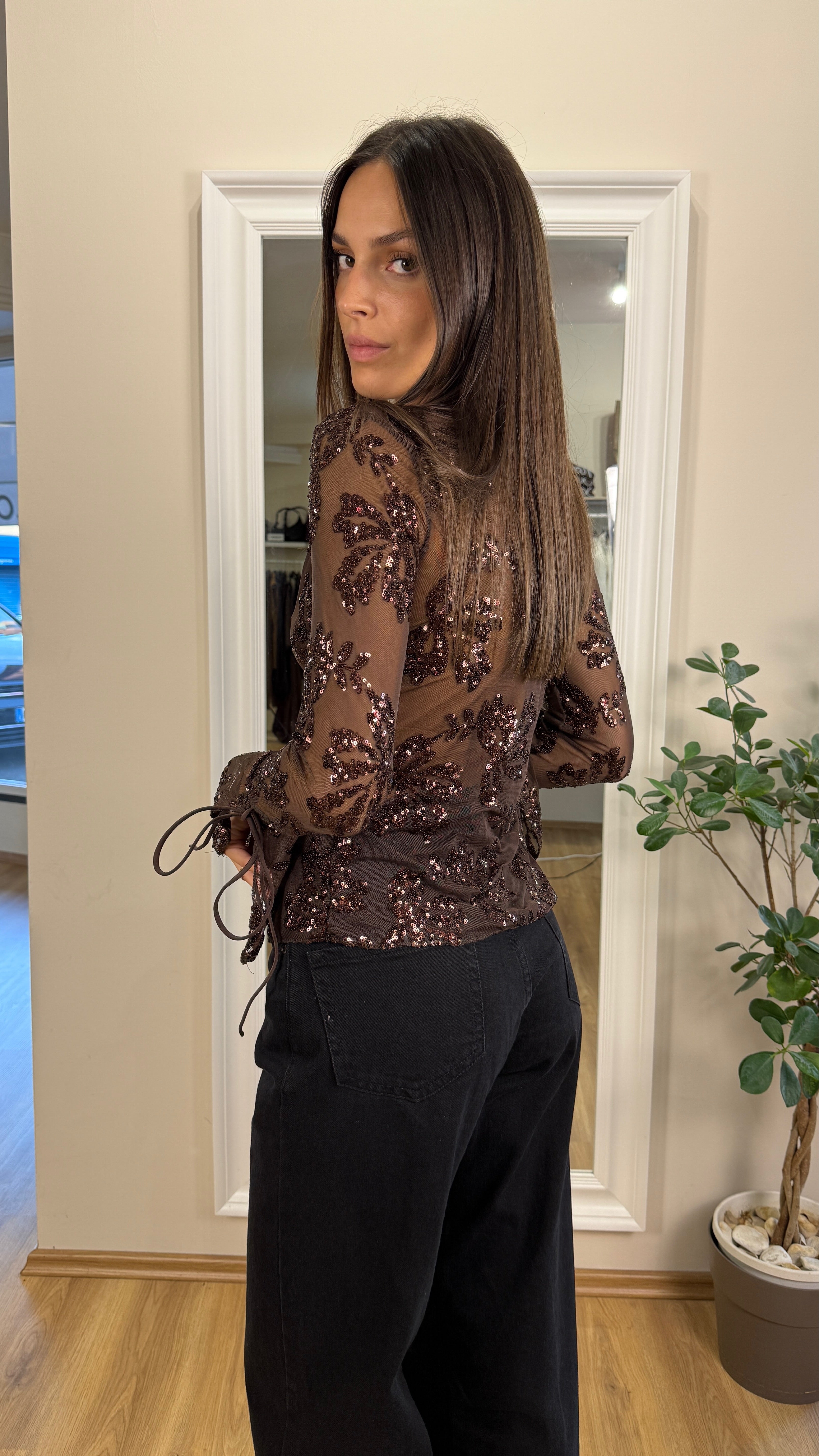 Blusa ricamata con paillettes.