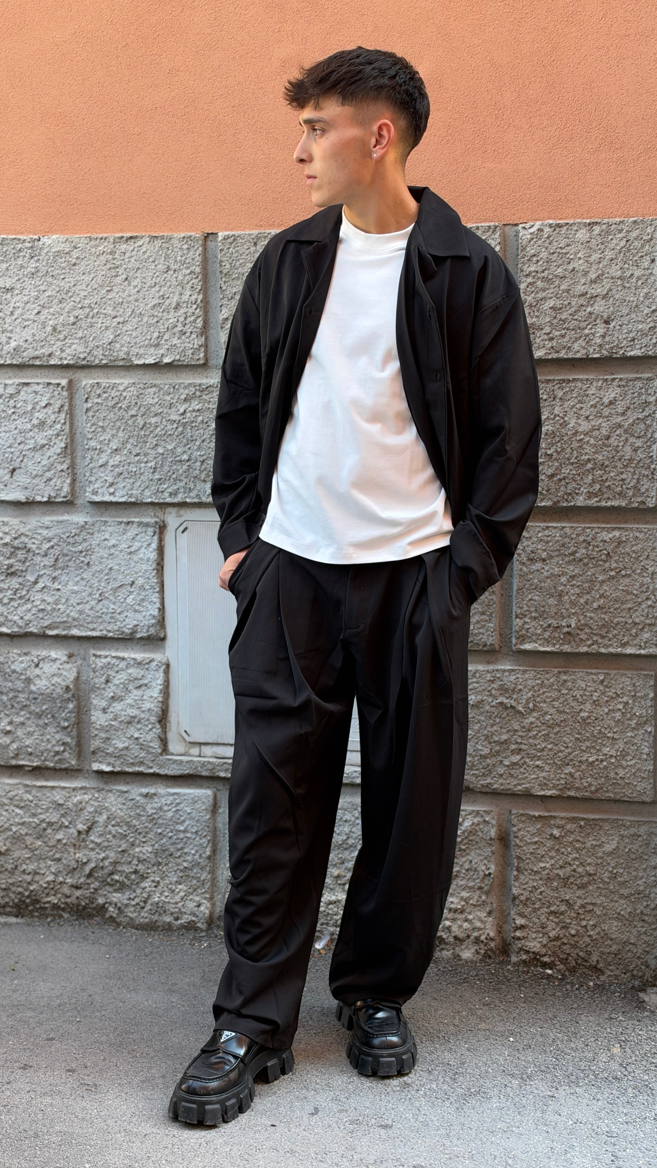 Completo nero con camicia e pantalone largo con pence.