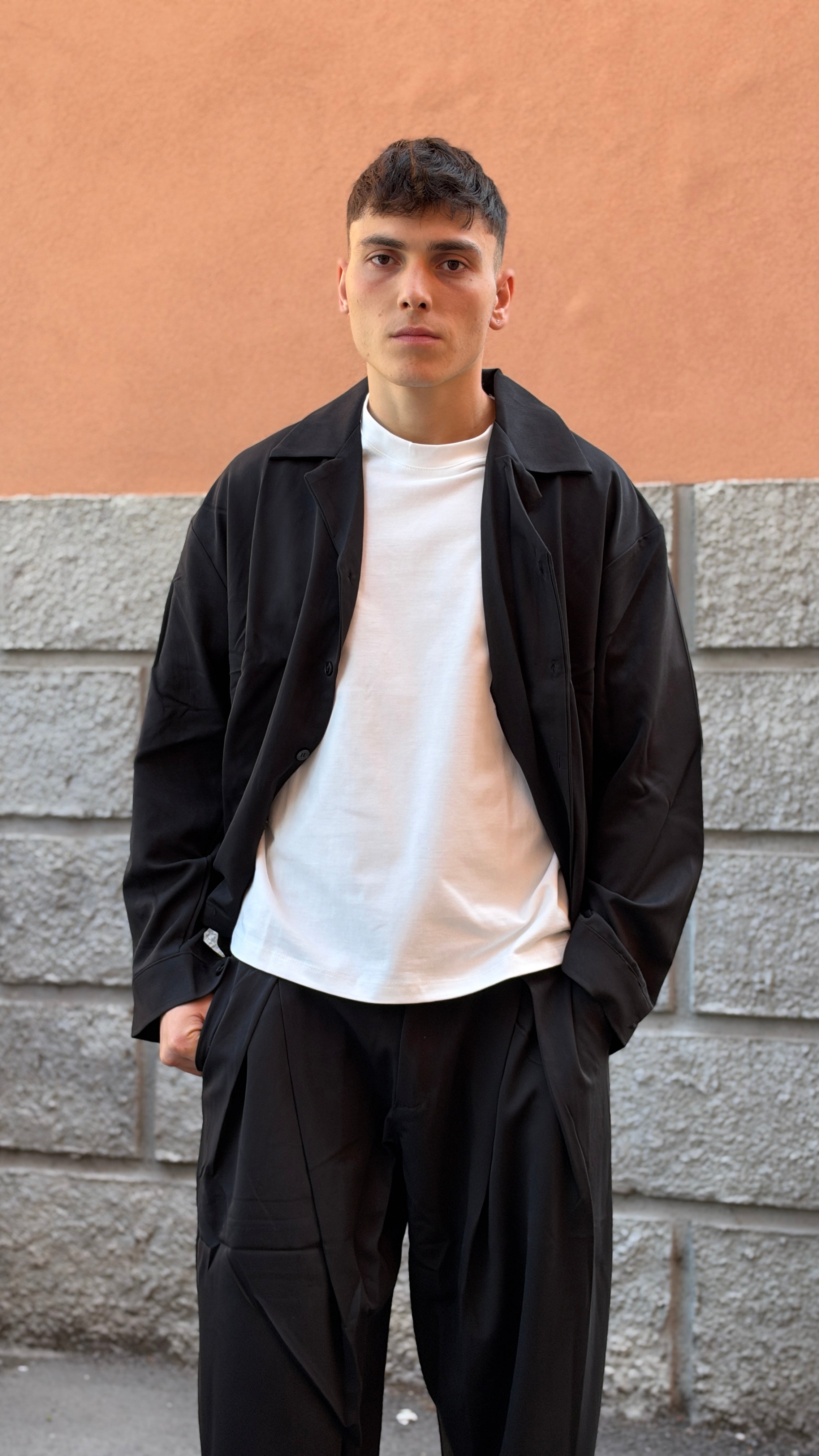 Completo nero con camicia e pantalone largo con pence.