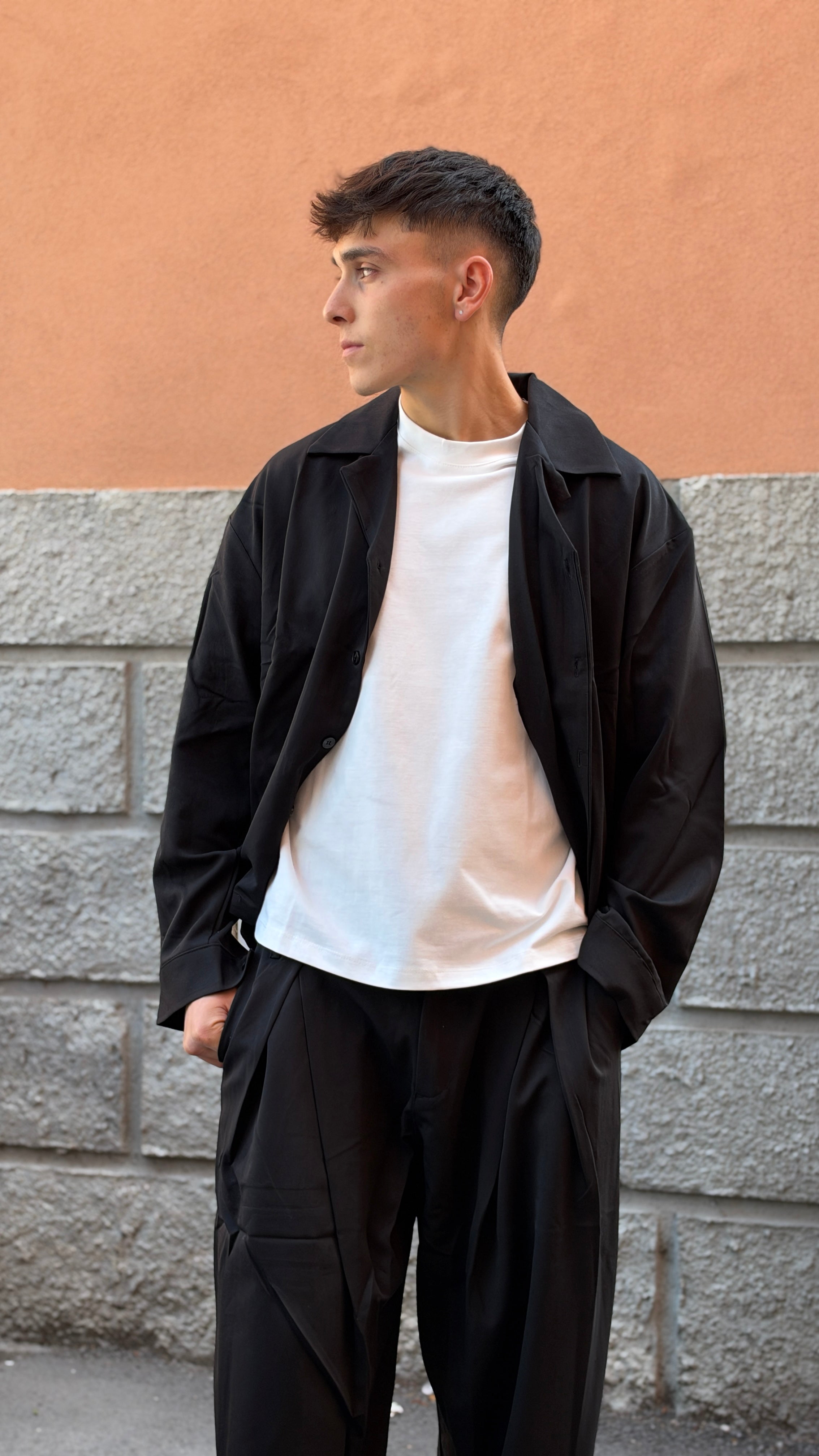 Completo nero con camicia e pantalone largo con pence.