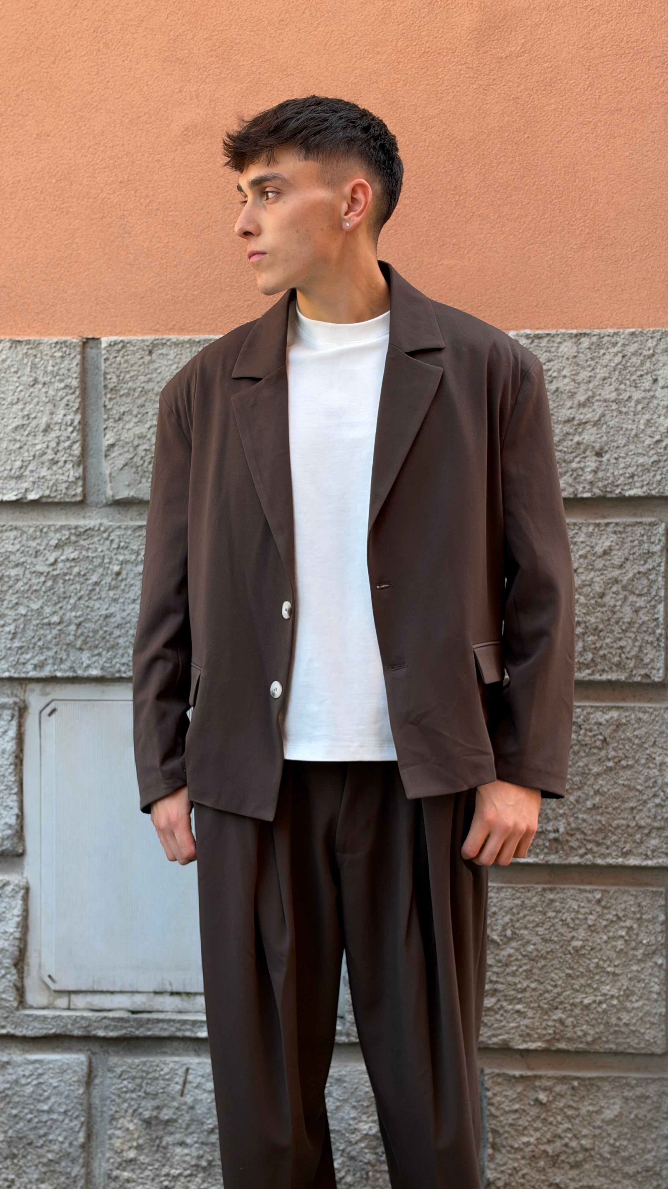 Tailleur marrone giacca crop over e pantalone largo.