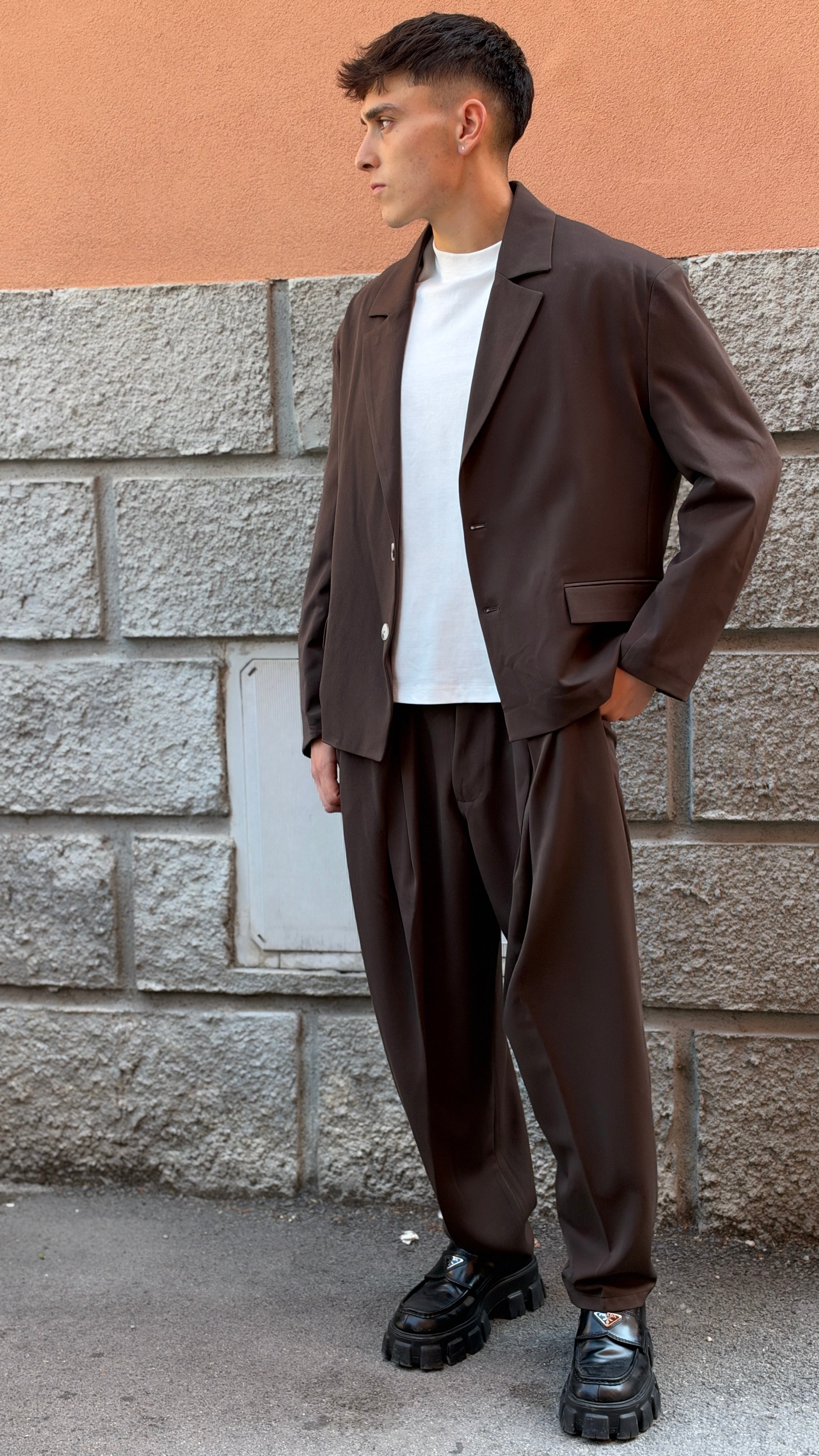 Tailleur marrone giacca crop over e pantalone largo.