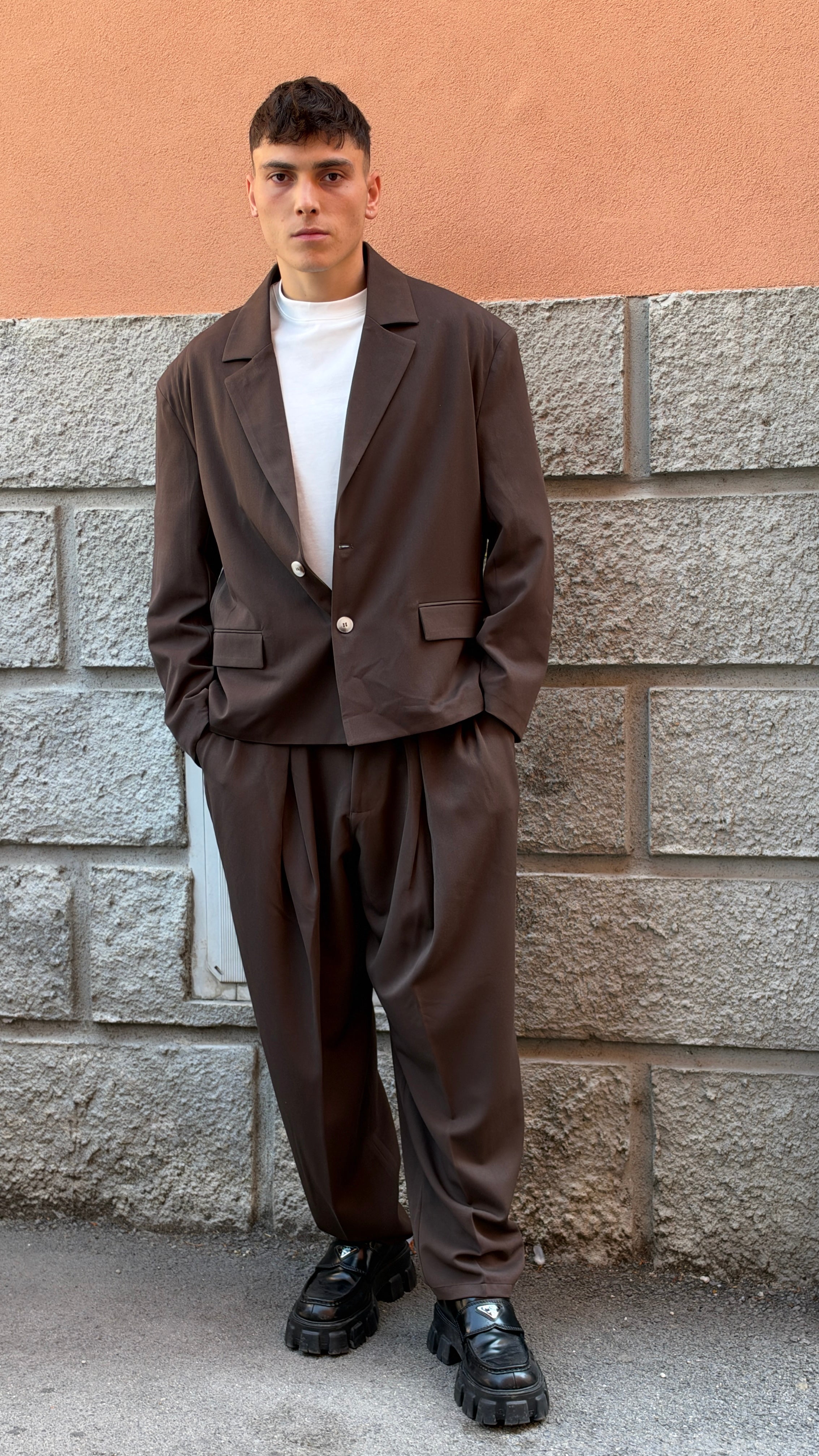 Tailleur marrone giacca crop over e pantalone largo.