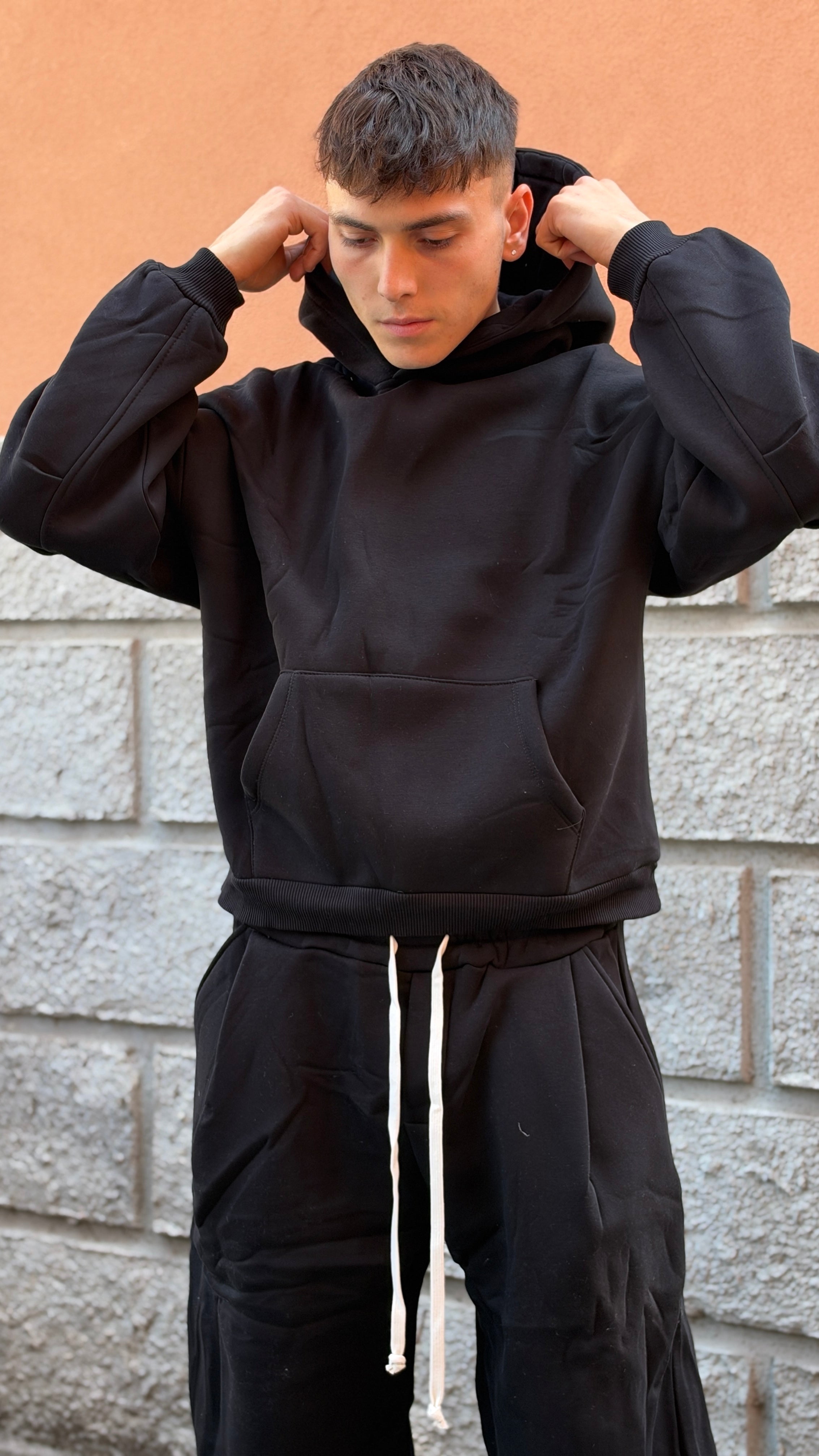 Coordinato della tuta nero felpato.