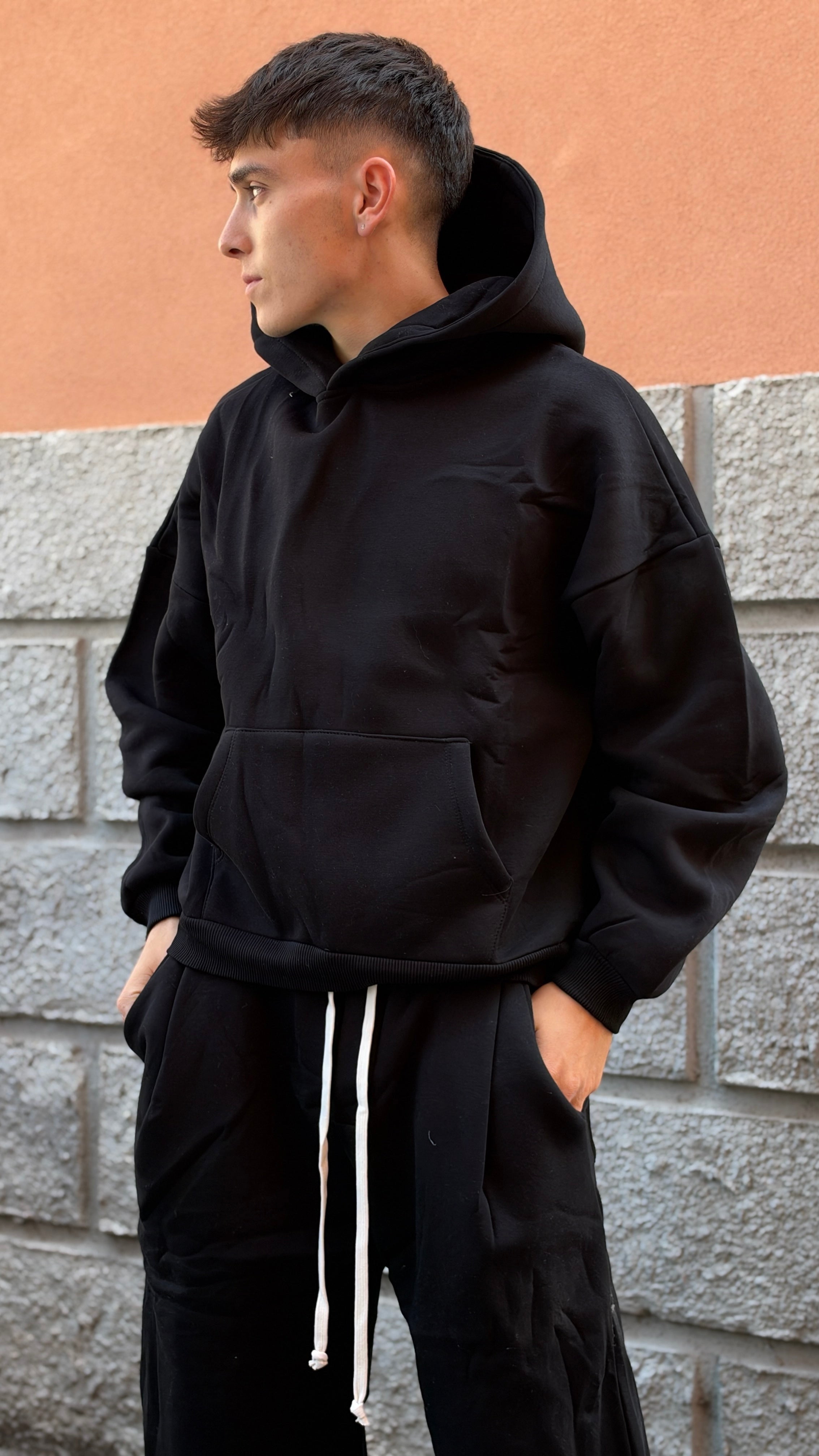 Coordinato della tuta nero felpato.