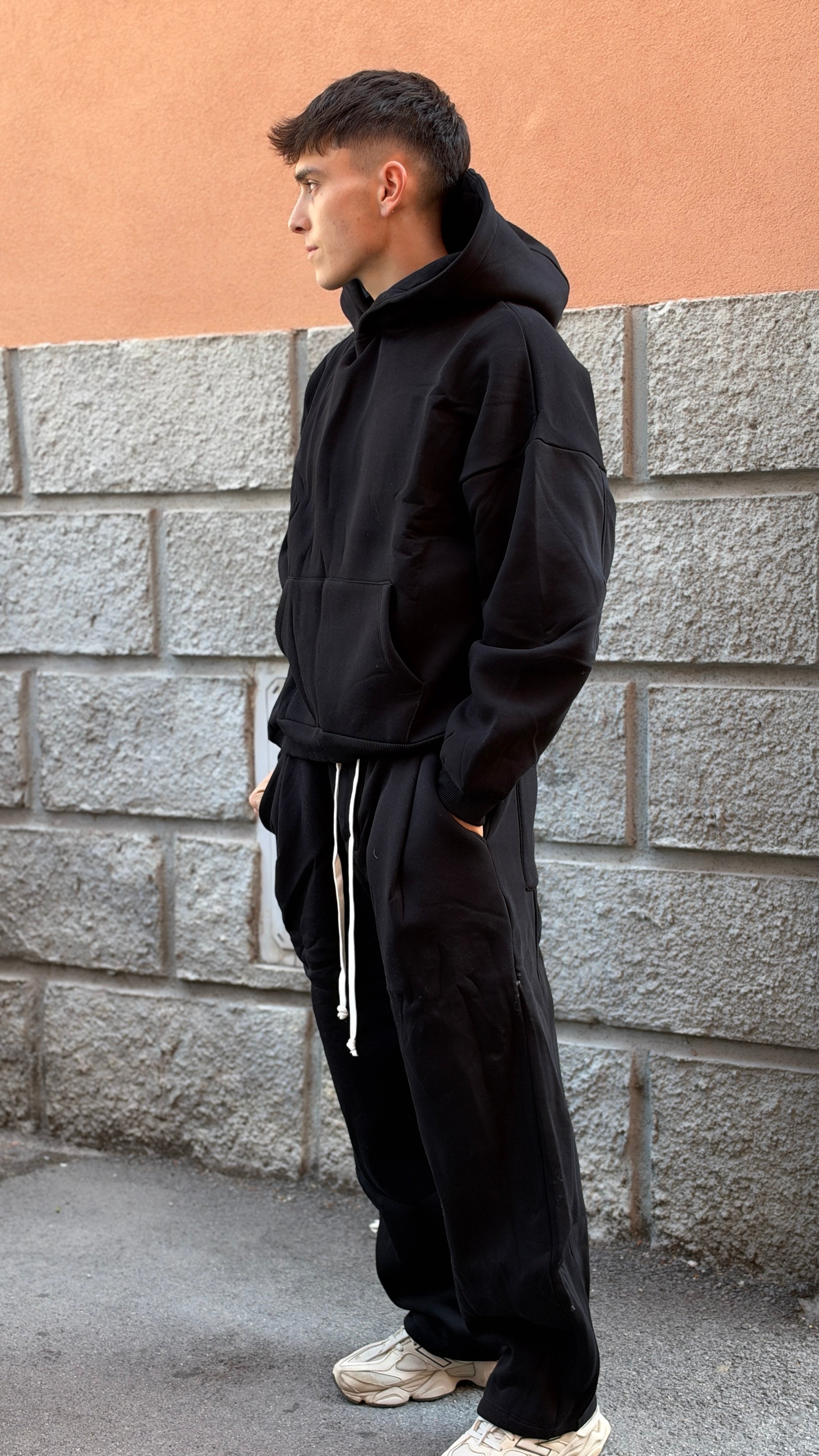 Coordinato della tuta nero felpato.