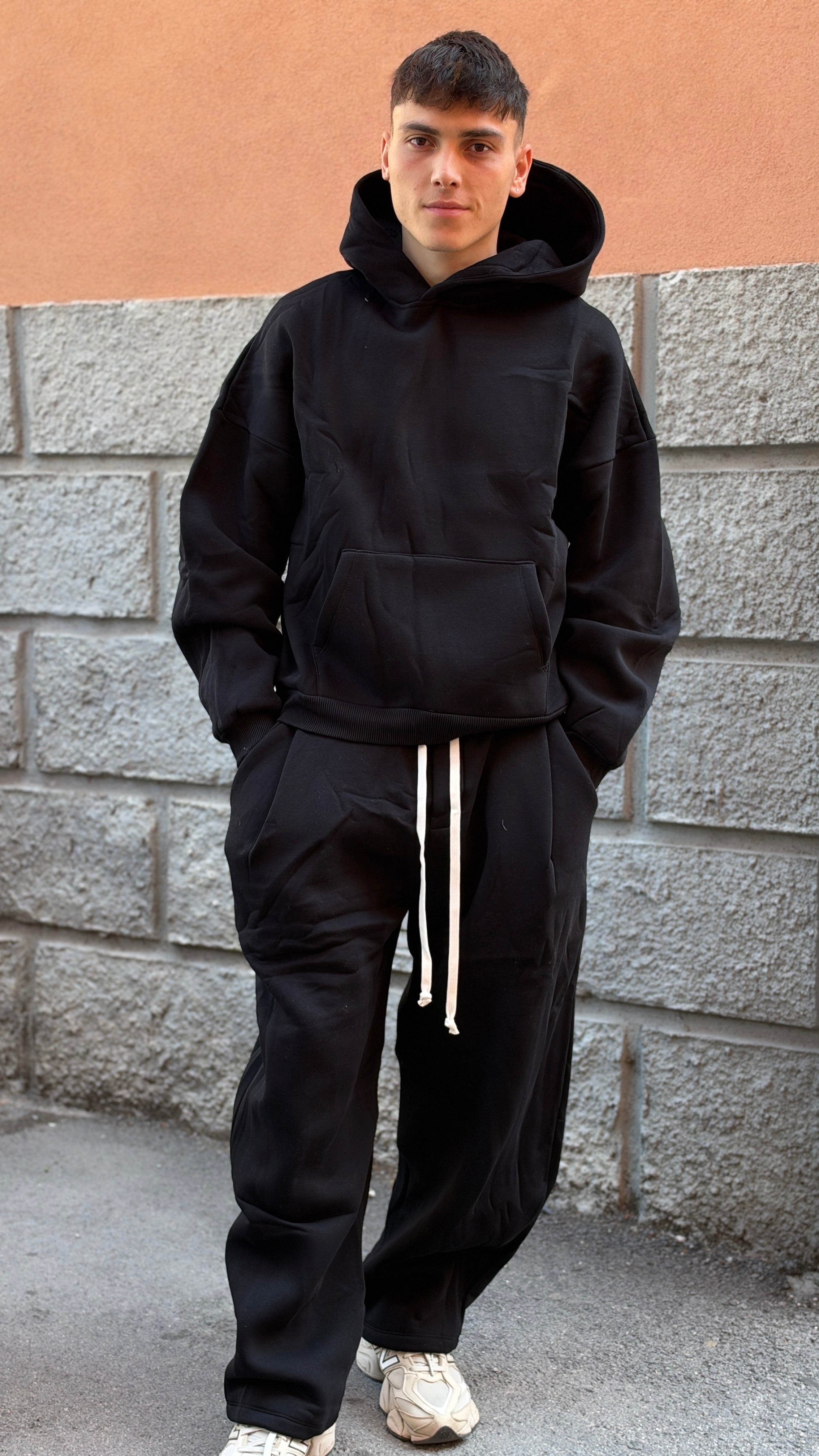 Coordinato della tuta nero felpato.