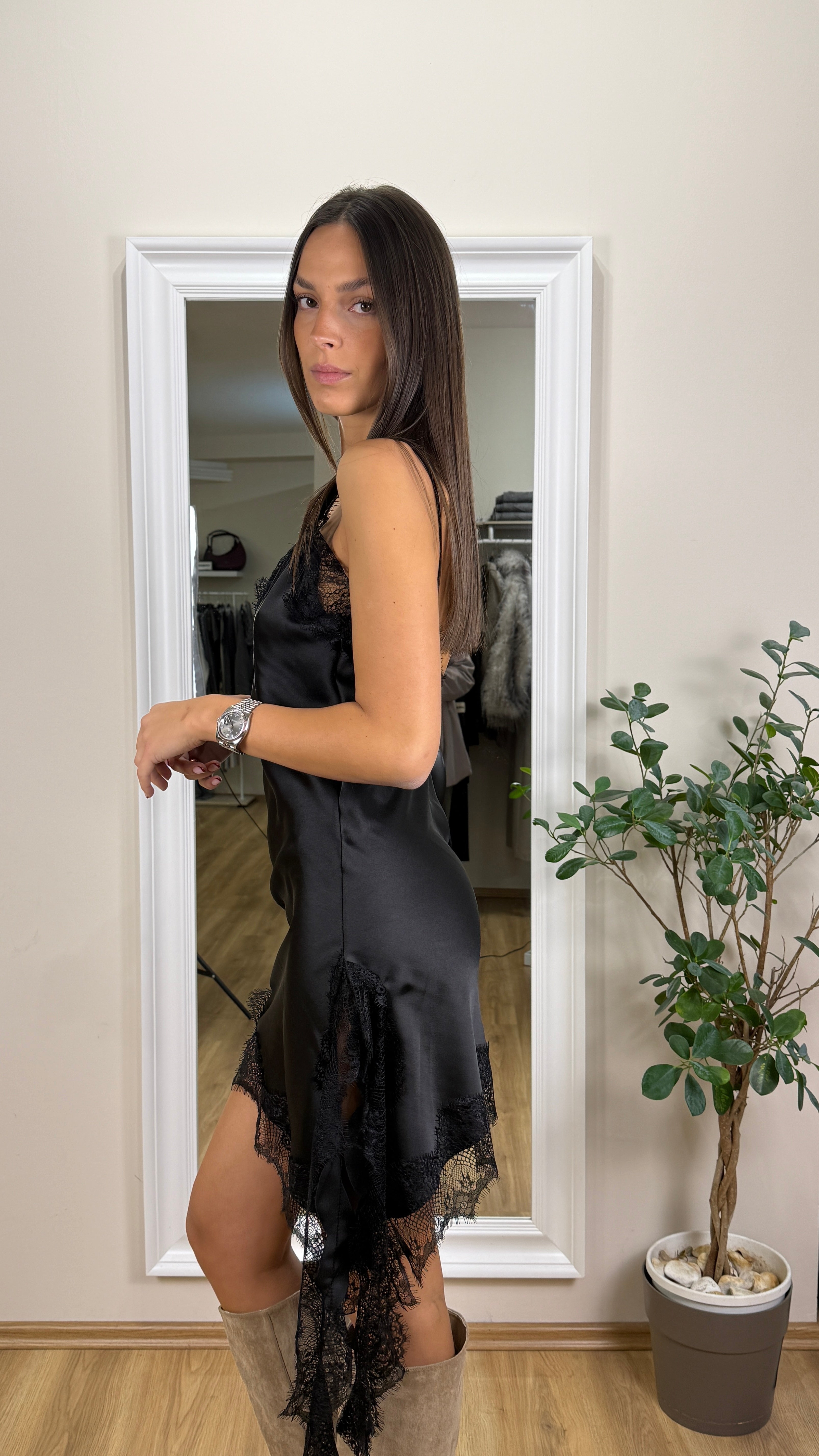 Abito effetto raso e pizzo con spalline.