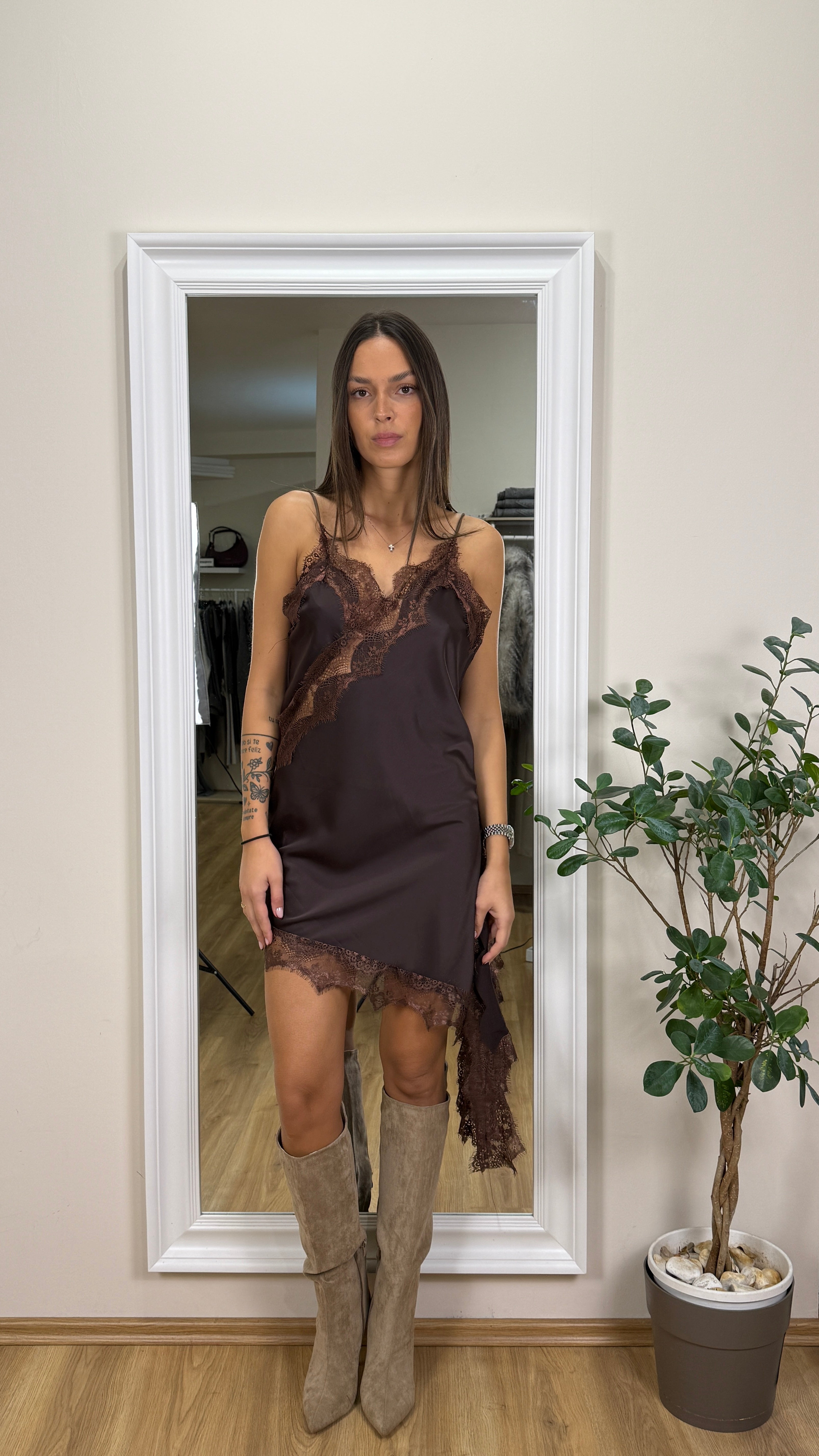 Abito effetto raso e pizzo con spalline.