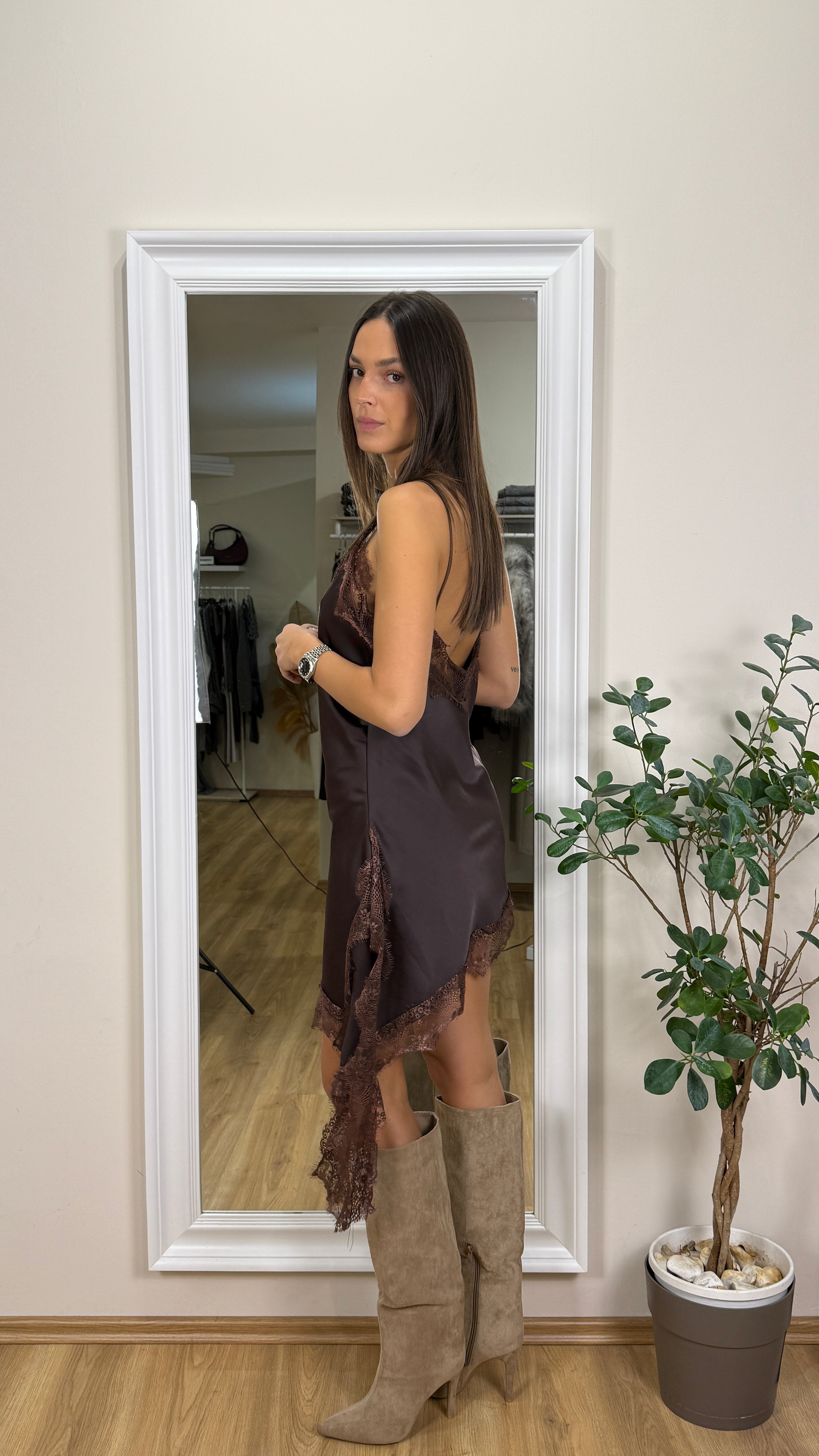 Abito effetto raso e pizzo con spalline.