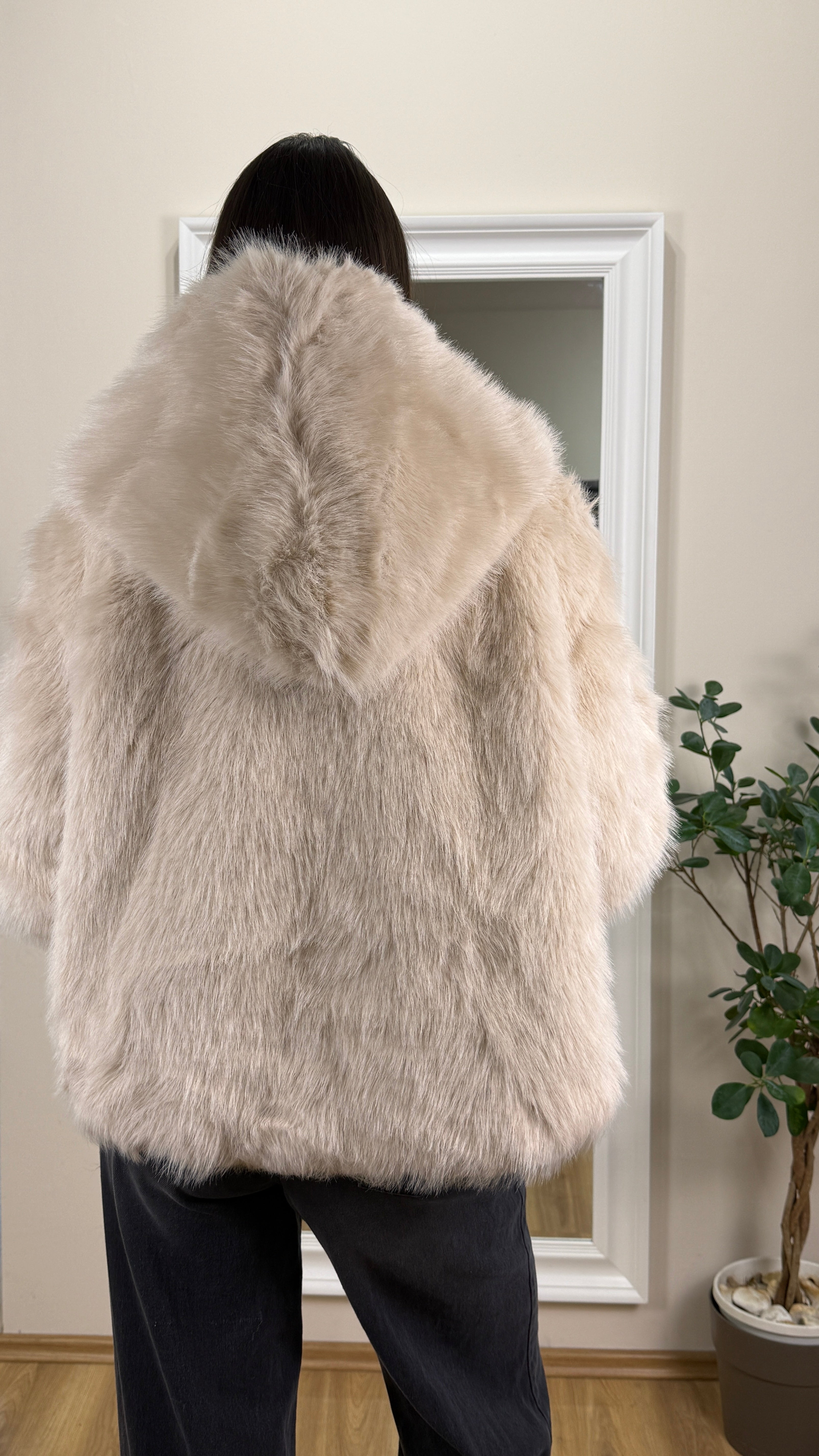 Pelliccia con cappuccio.