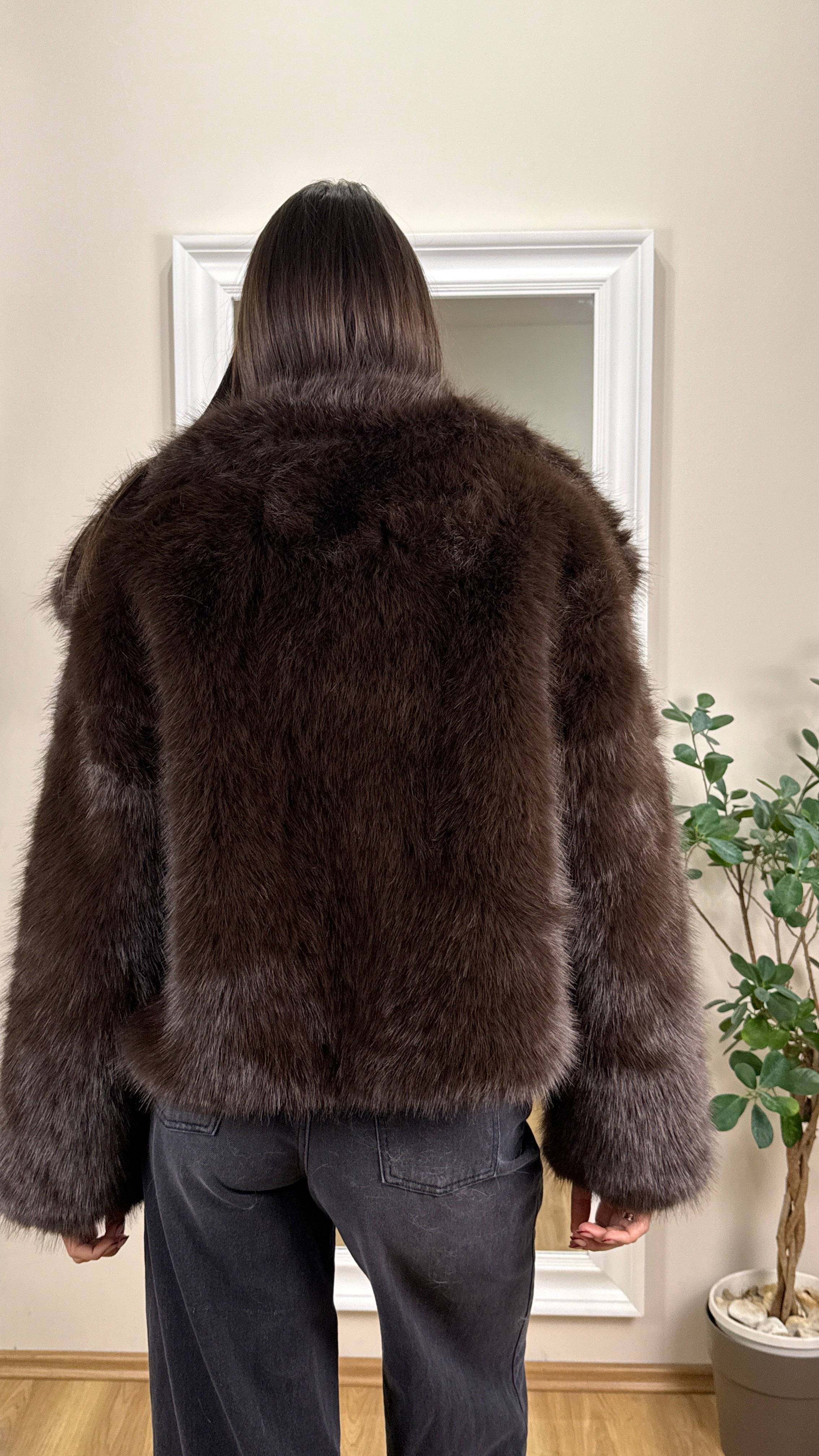 Pelliccia ecologica con colletto ampio cioccolato.