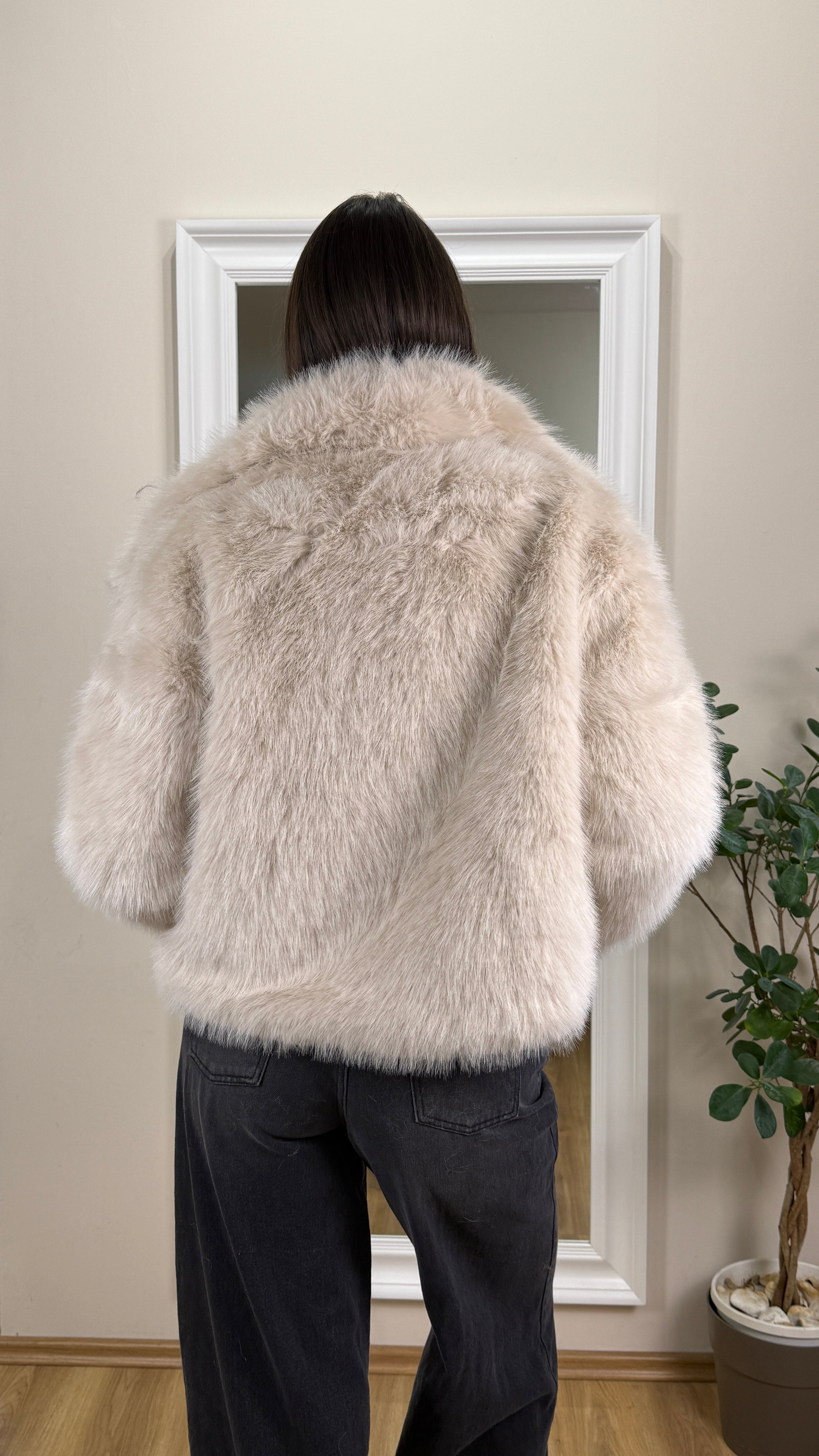 Pelliccia ecologica con colletto ampio panna.