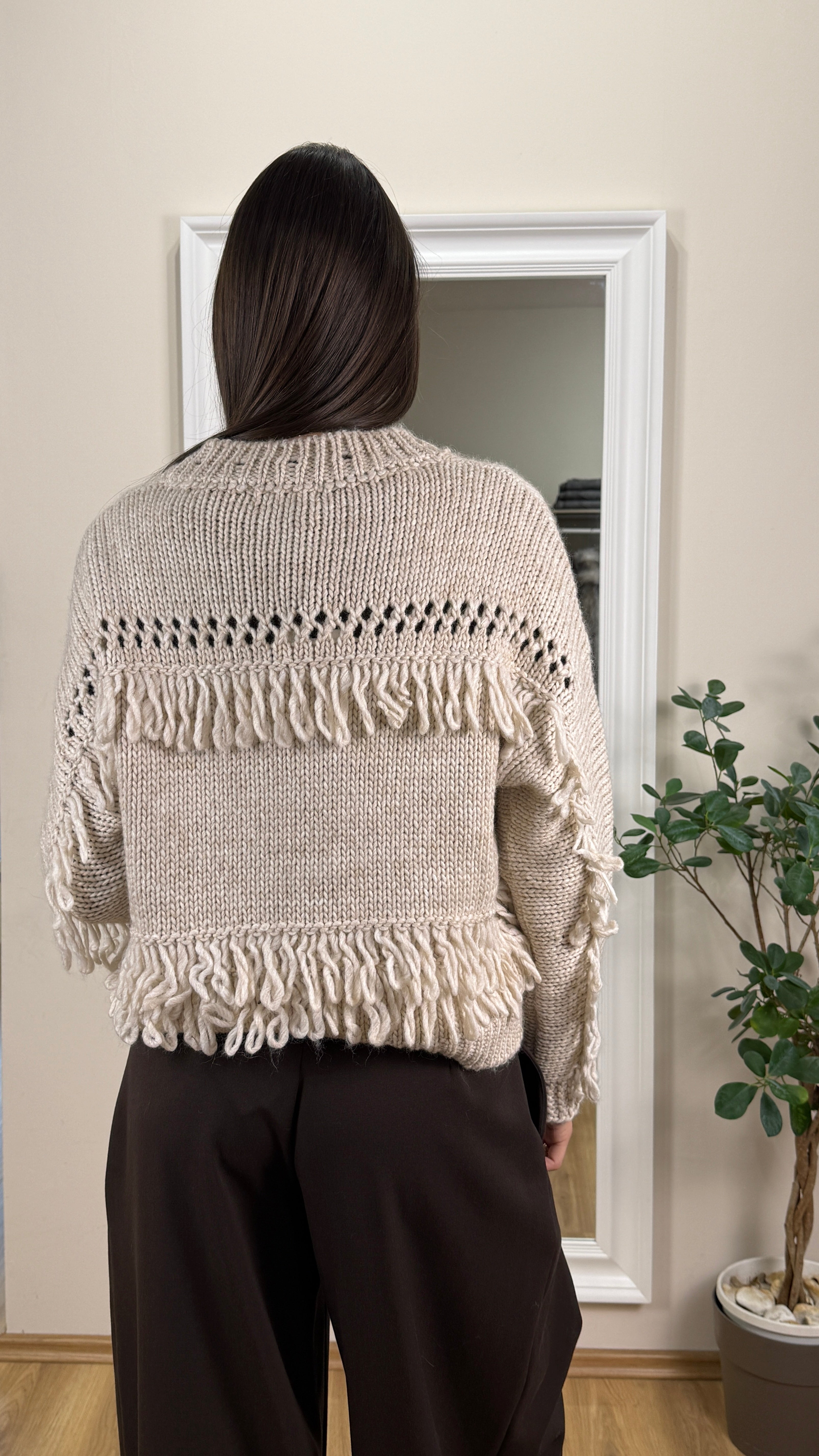 Kiki six- Maglione paricollo con frange ecru.