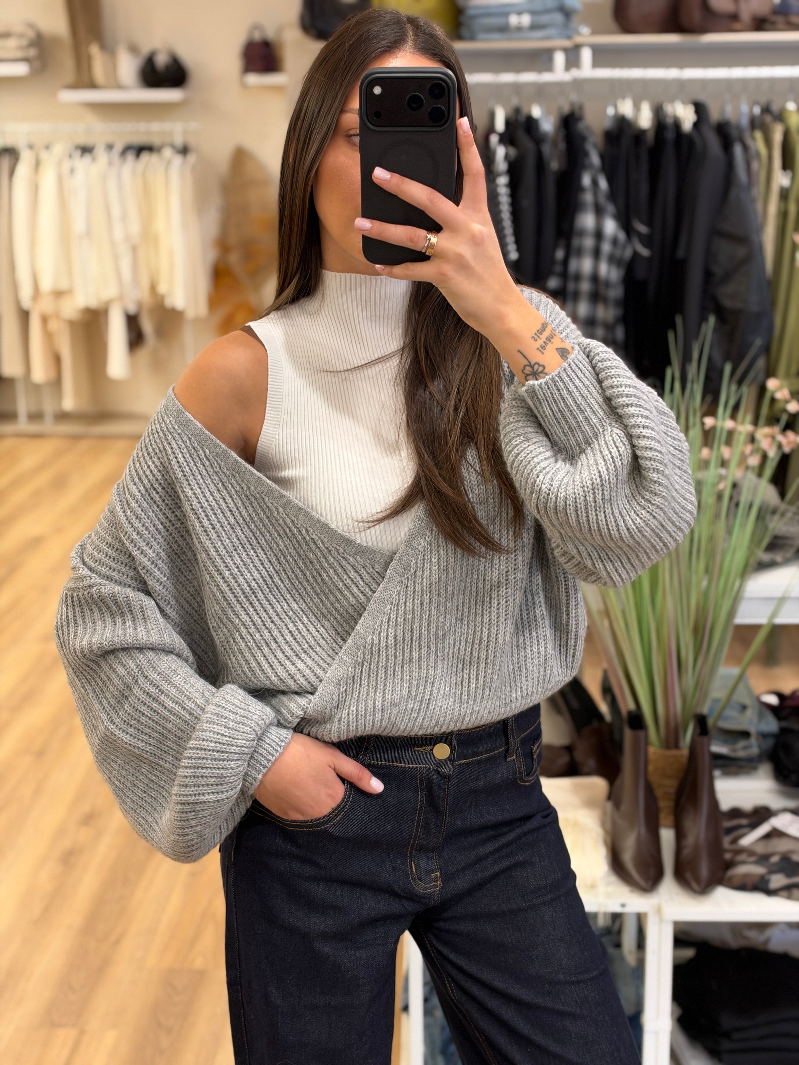 Maglia incrocio con manica a sbuffo.