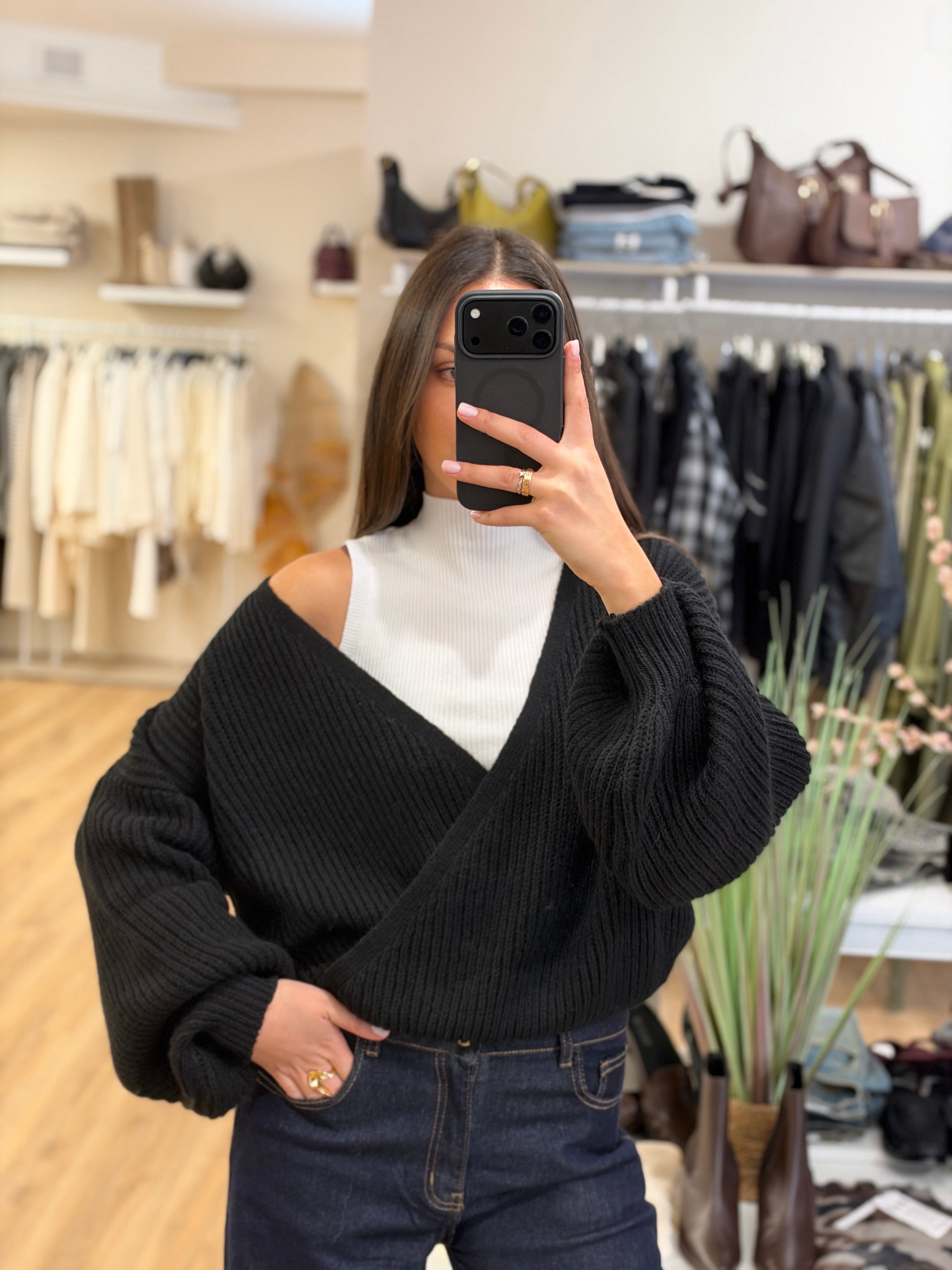 Maglia incrocio con manica a sbuffo.