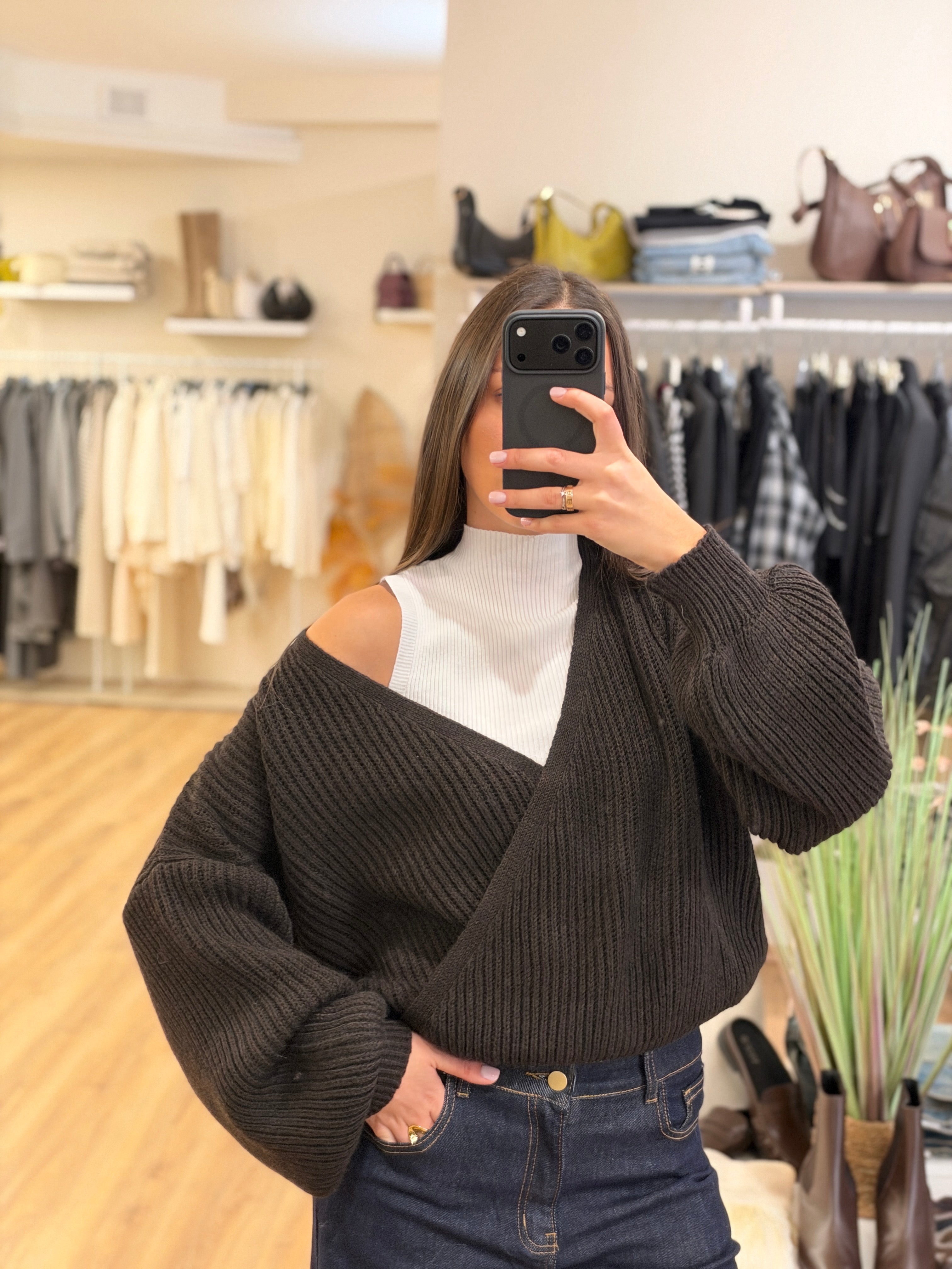 Maglia incrocio con manica a sbuffo.