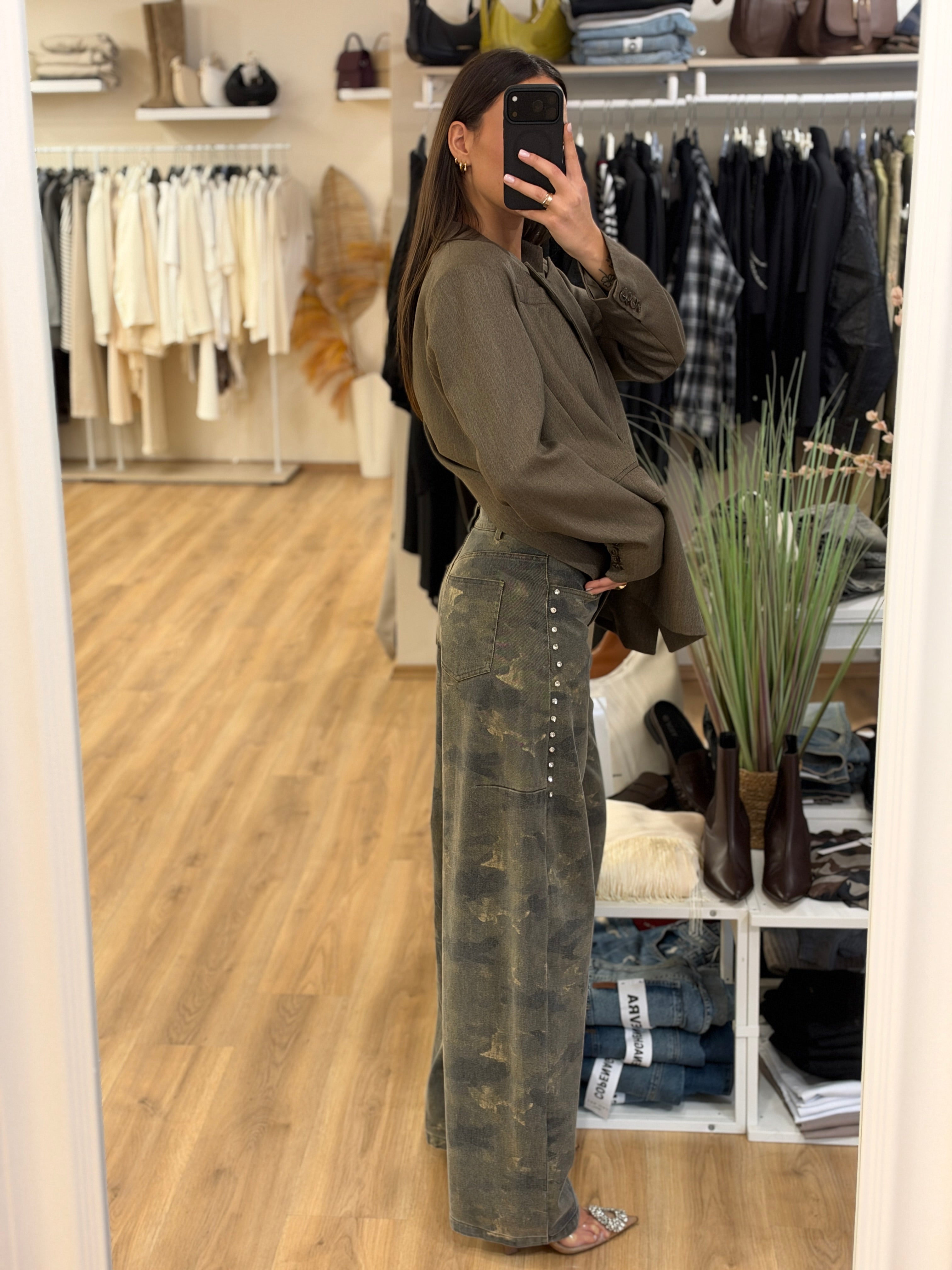 Jeans militare con applicazioni gioiello.