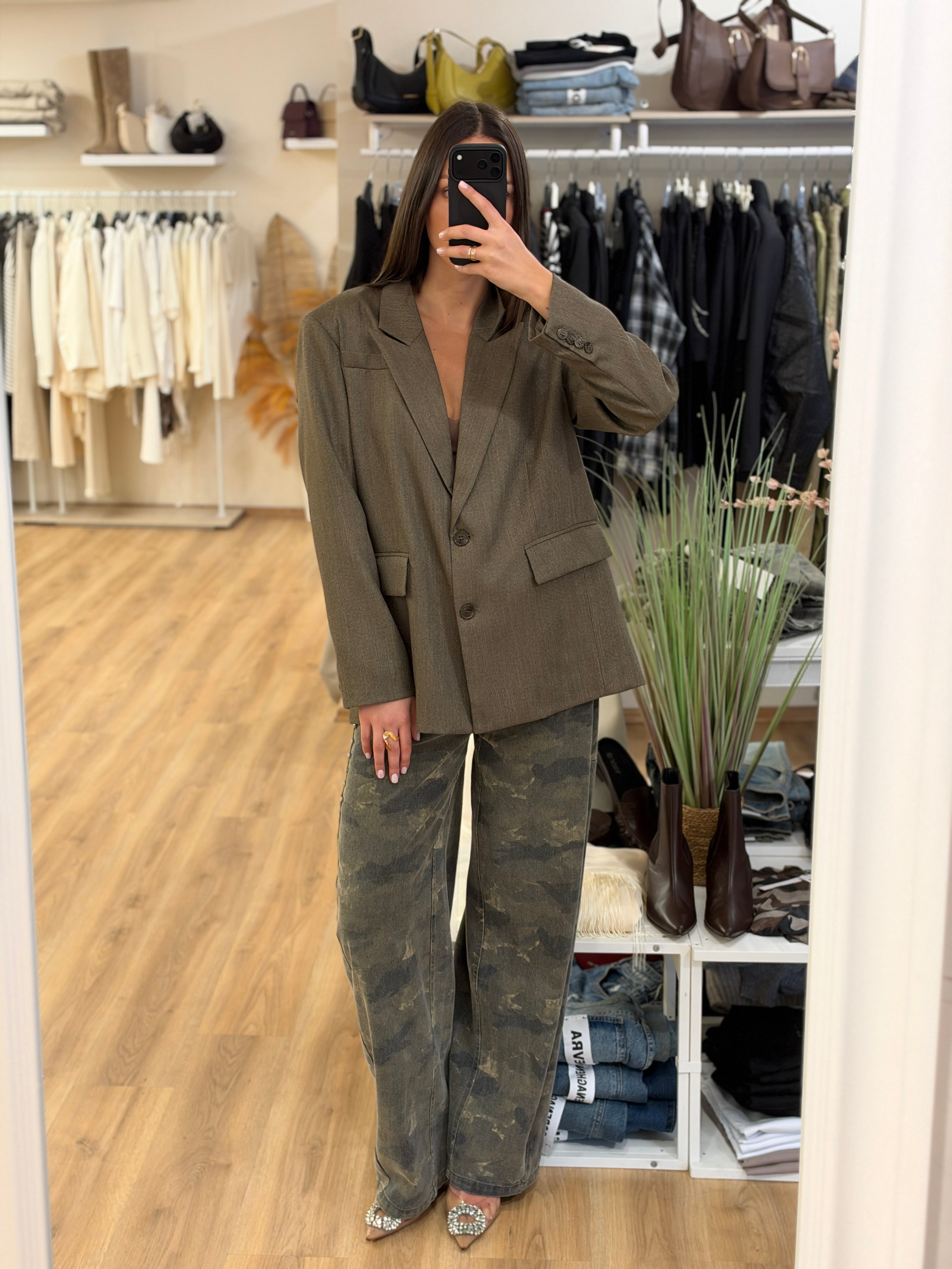 Jeans militare con applicazioni gioiello.