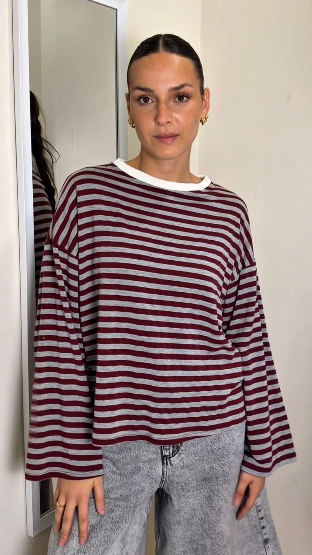 T-shirt a manica lunga a righe.
