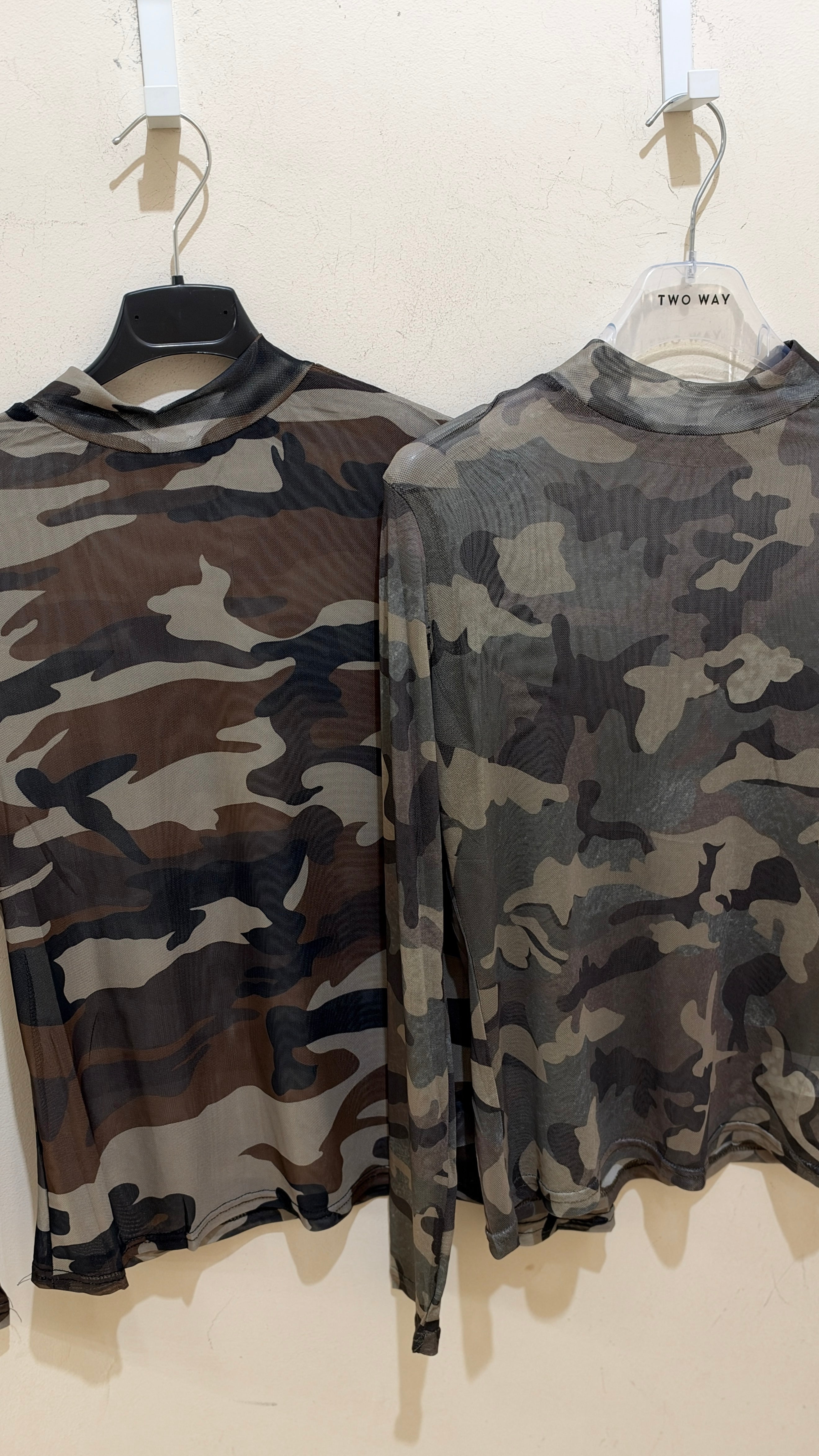 T-shirt maniche lunghe militare trasparente.