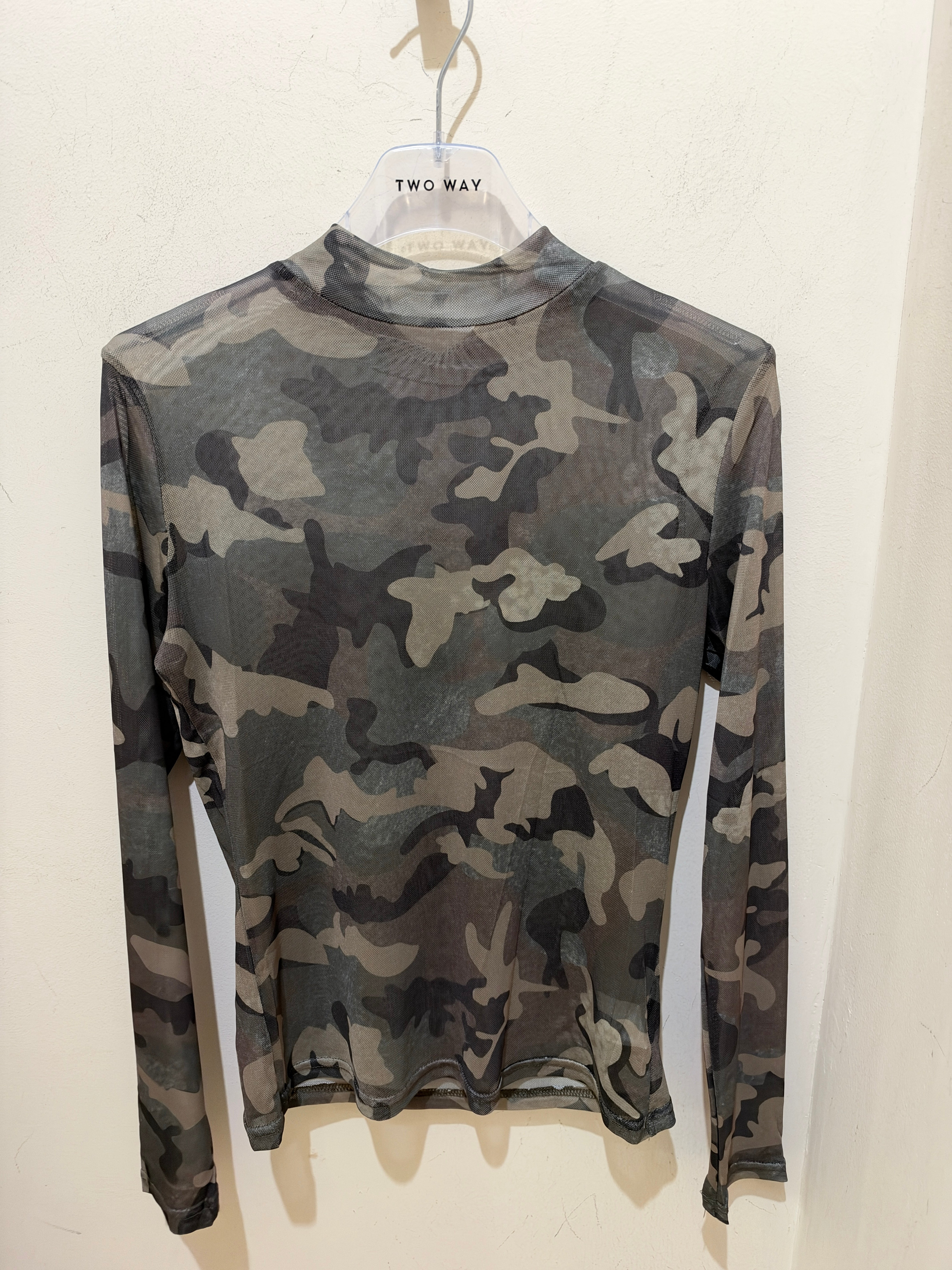 T-shirt maniche lunghe militare trasparente.