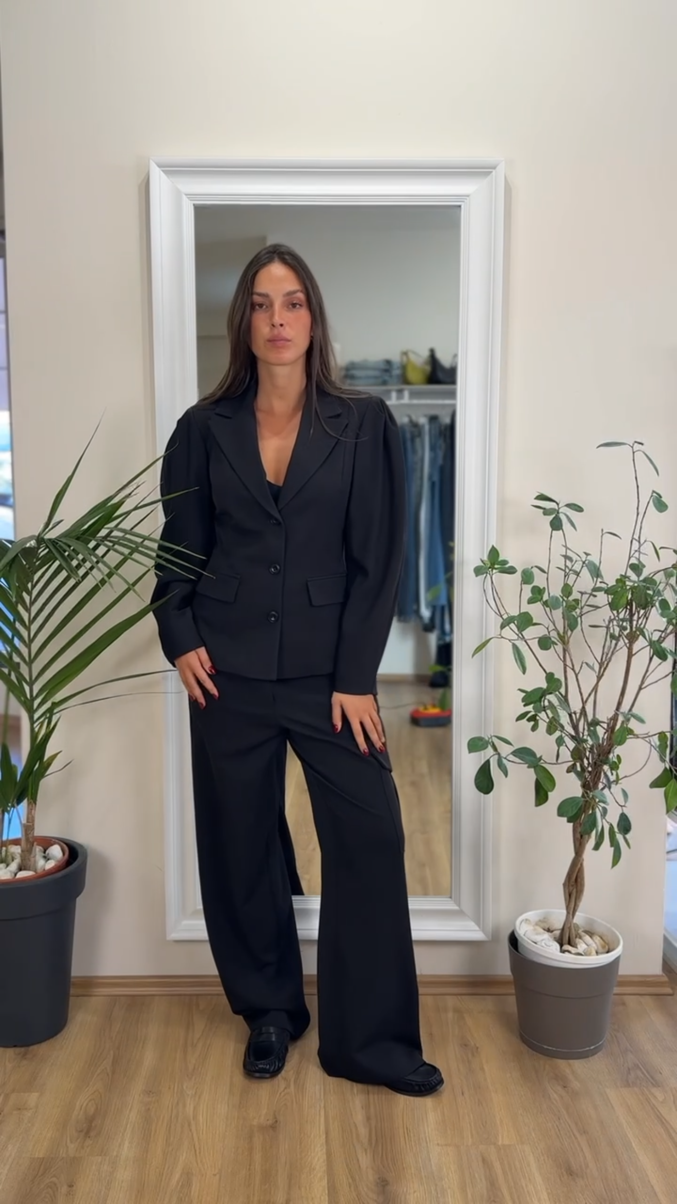 Tailleur nero con manica ampia e pantalone cargo-two way.