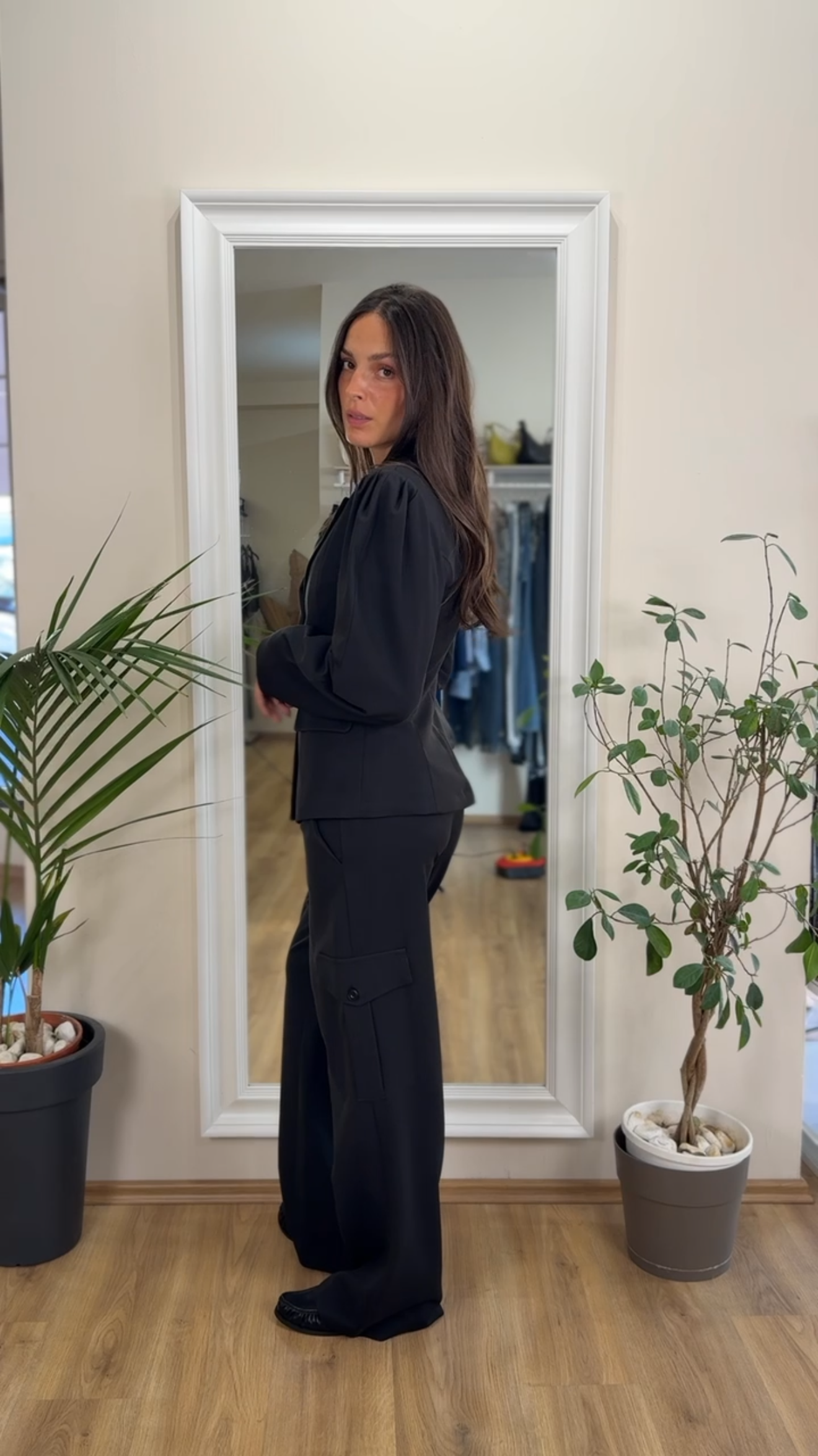 Tailleur nero con manica ampia e pantalone cargo-two way.