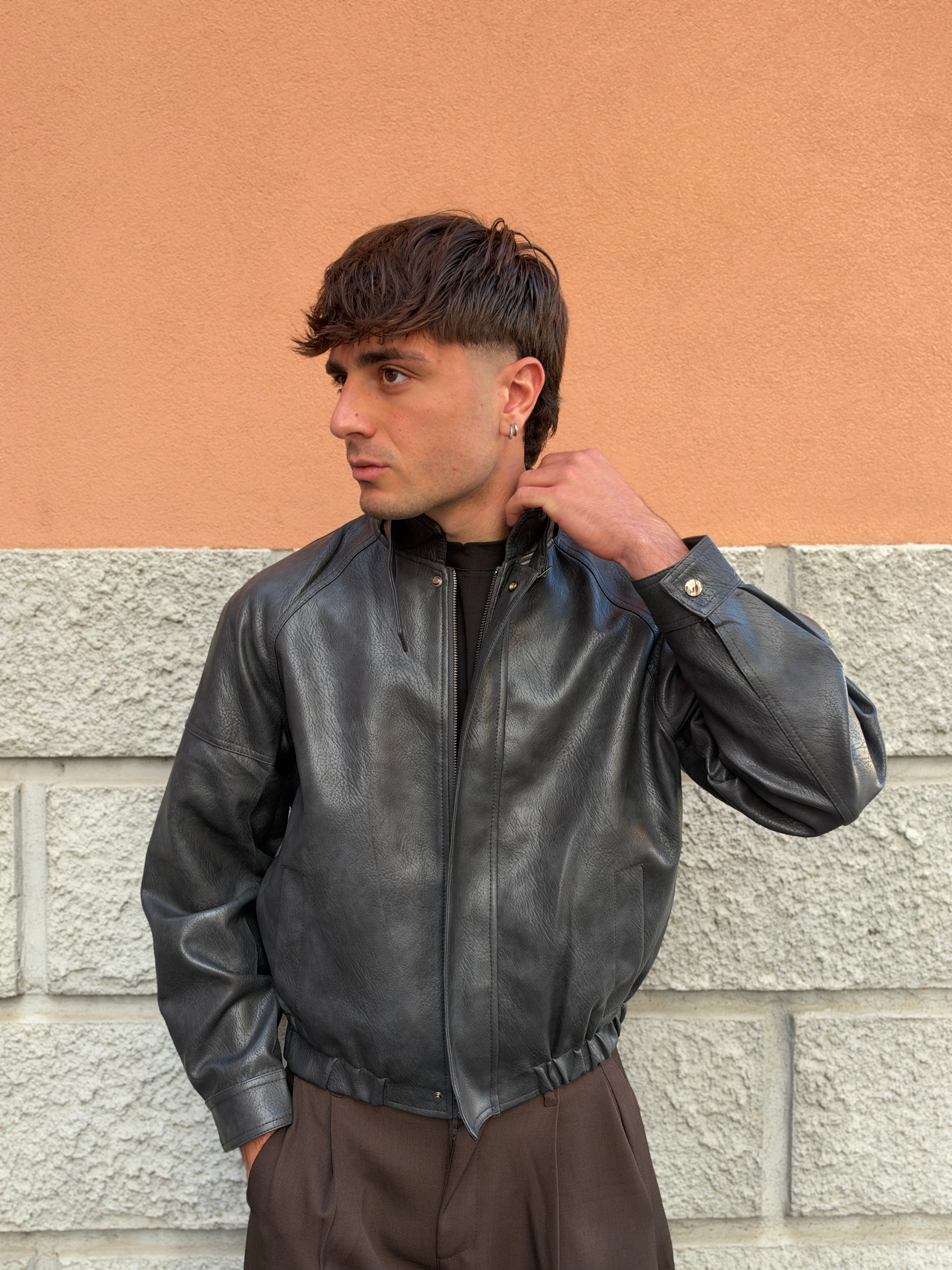 Giacchetto in ecopelle nero.