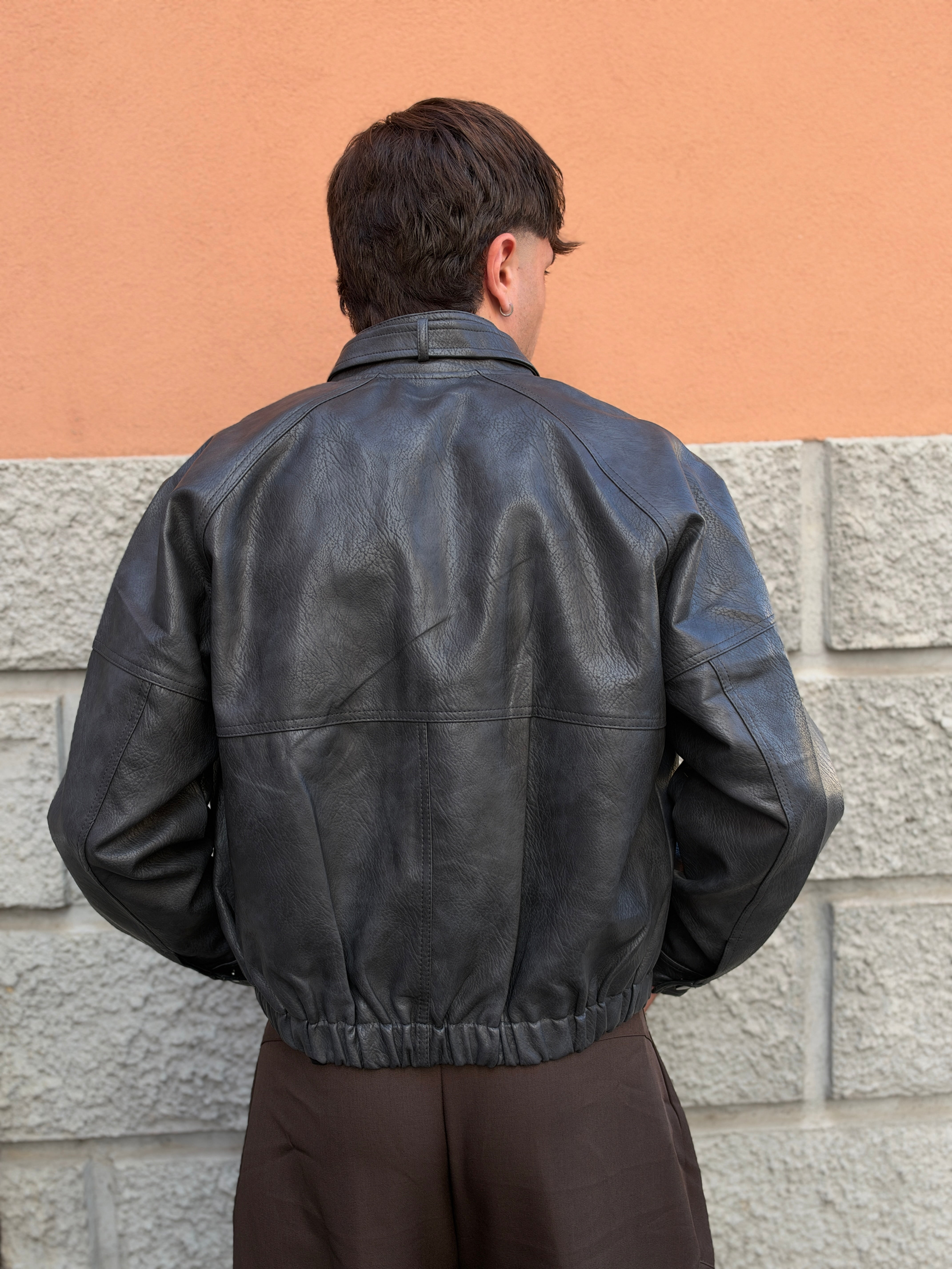 Giacchetto in ecopelle nero.