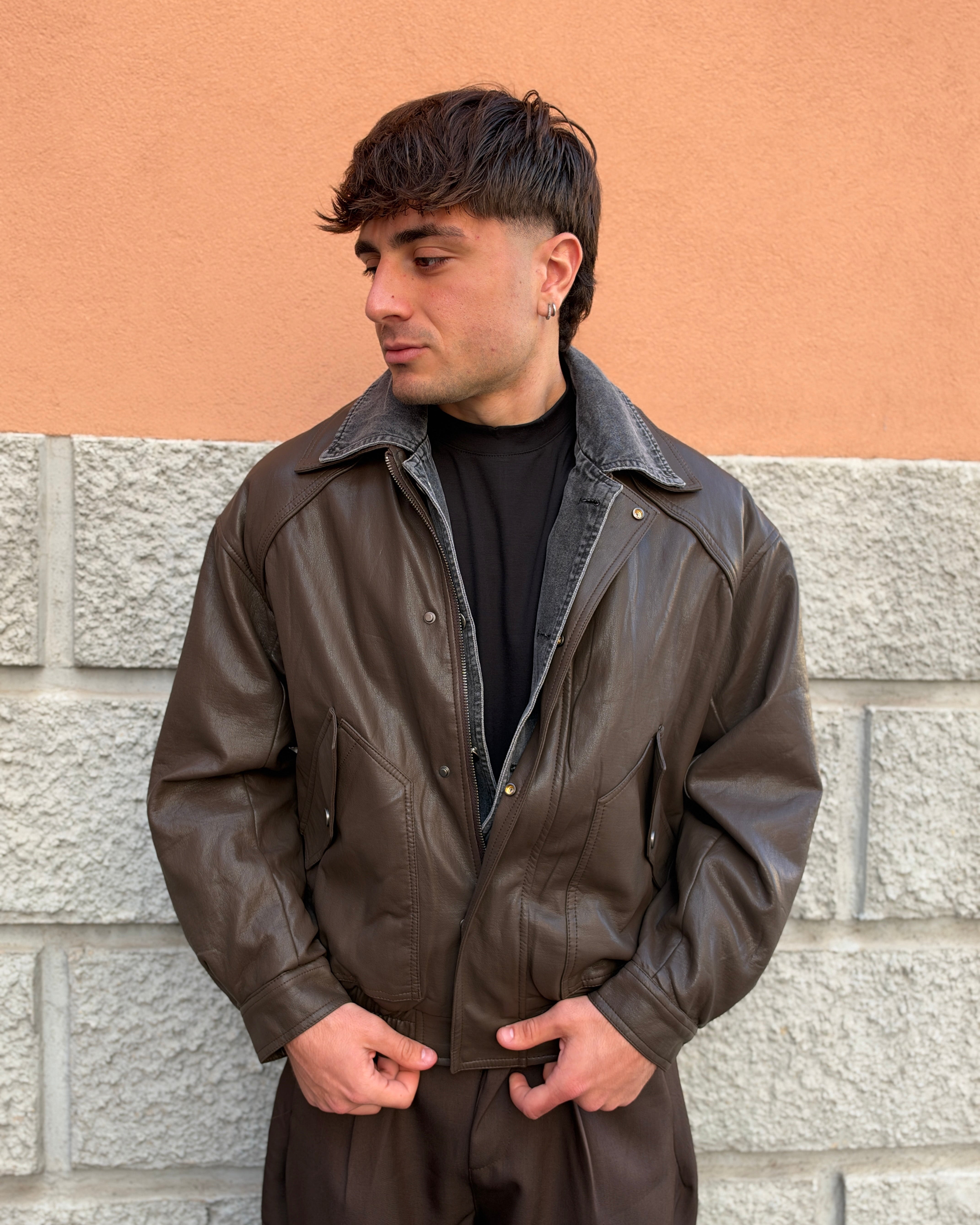 Bomber ecopelle con interno in jeans.