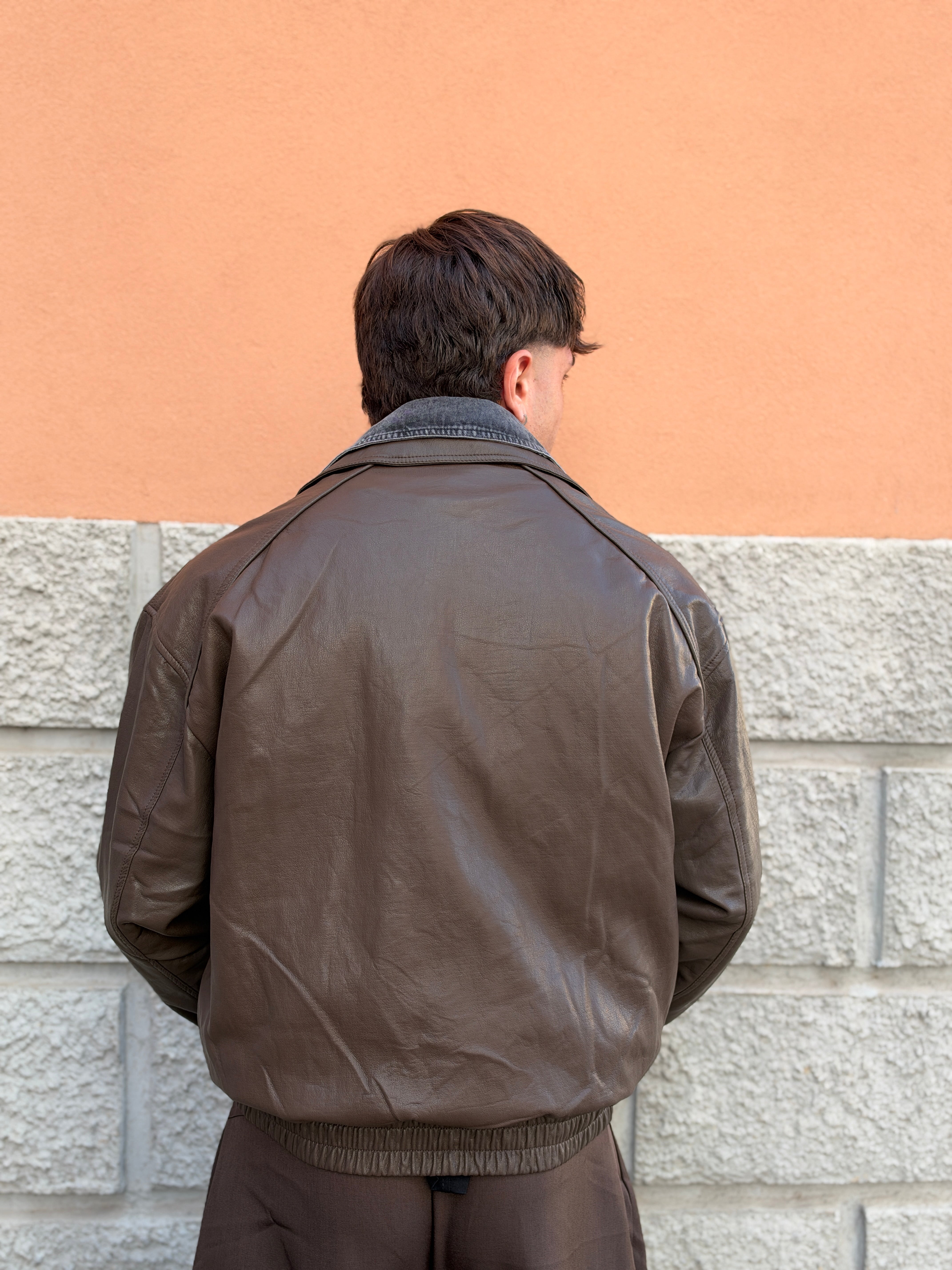 Bomber ecopelle con interno in jeans.