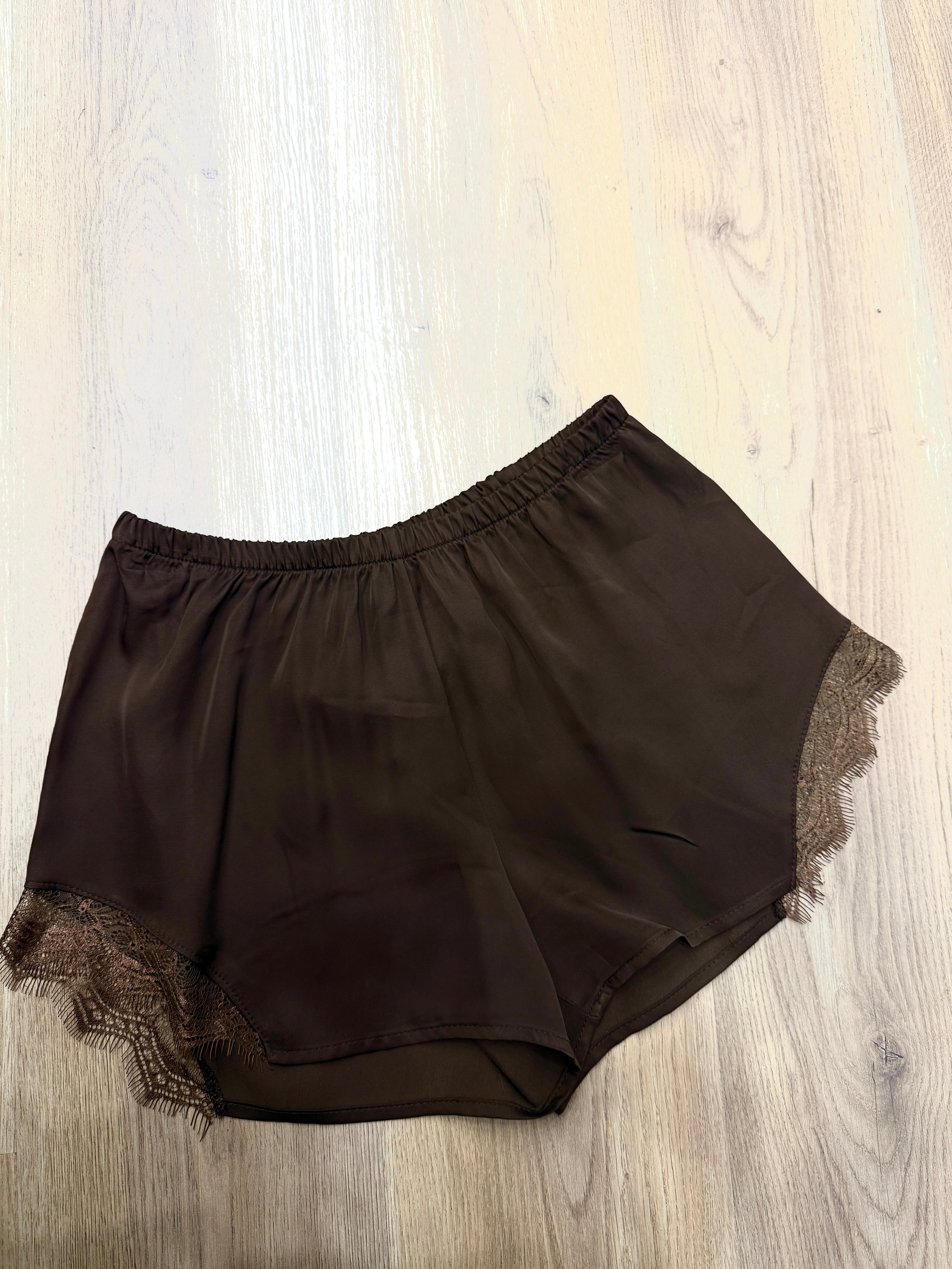 Short marrone effetto raso. con dettaglio in pizzo.