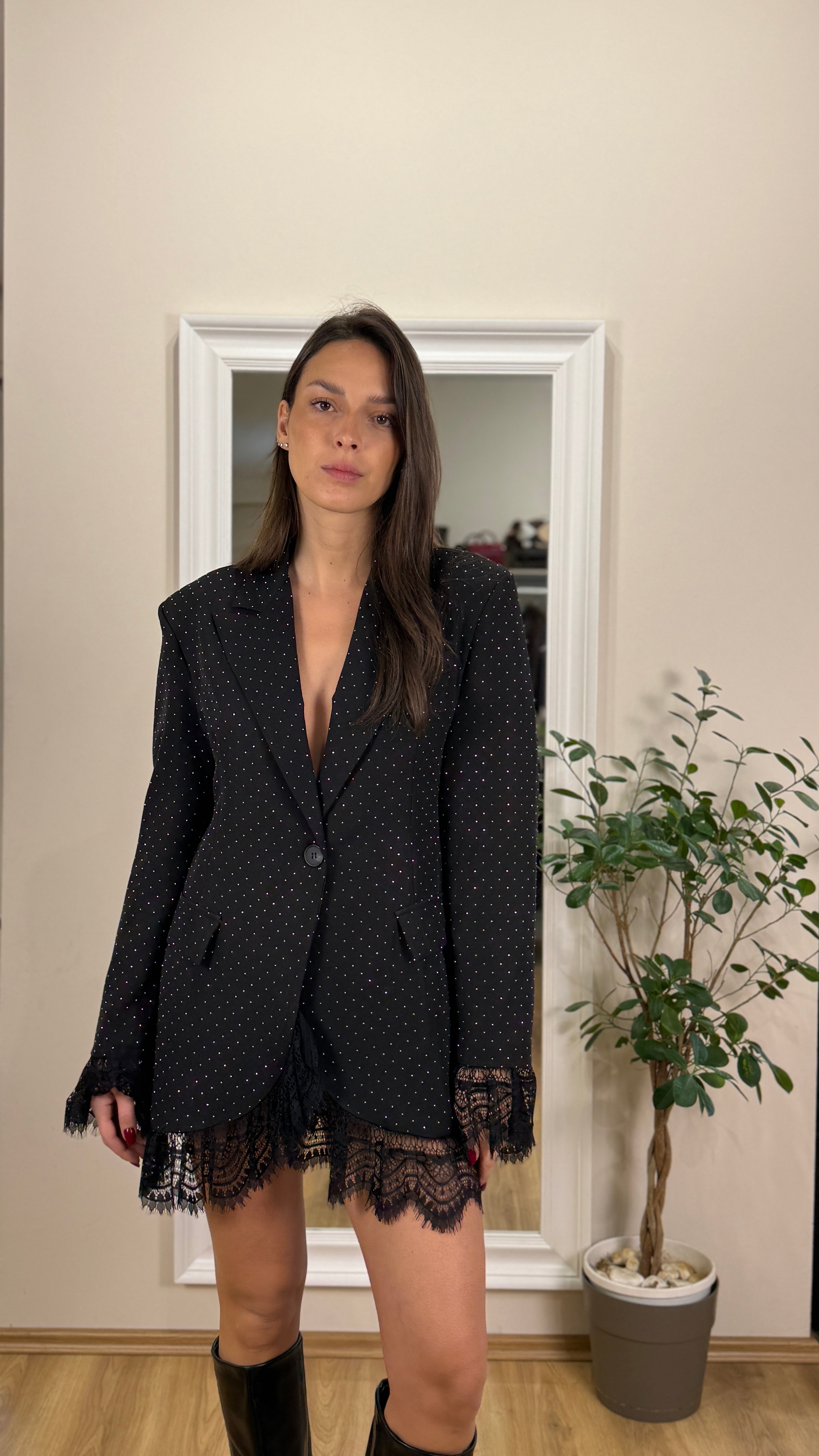 Blazer con strass e rifiniture in pizzo.