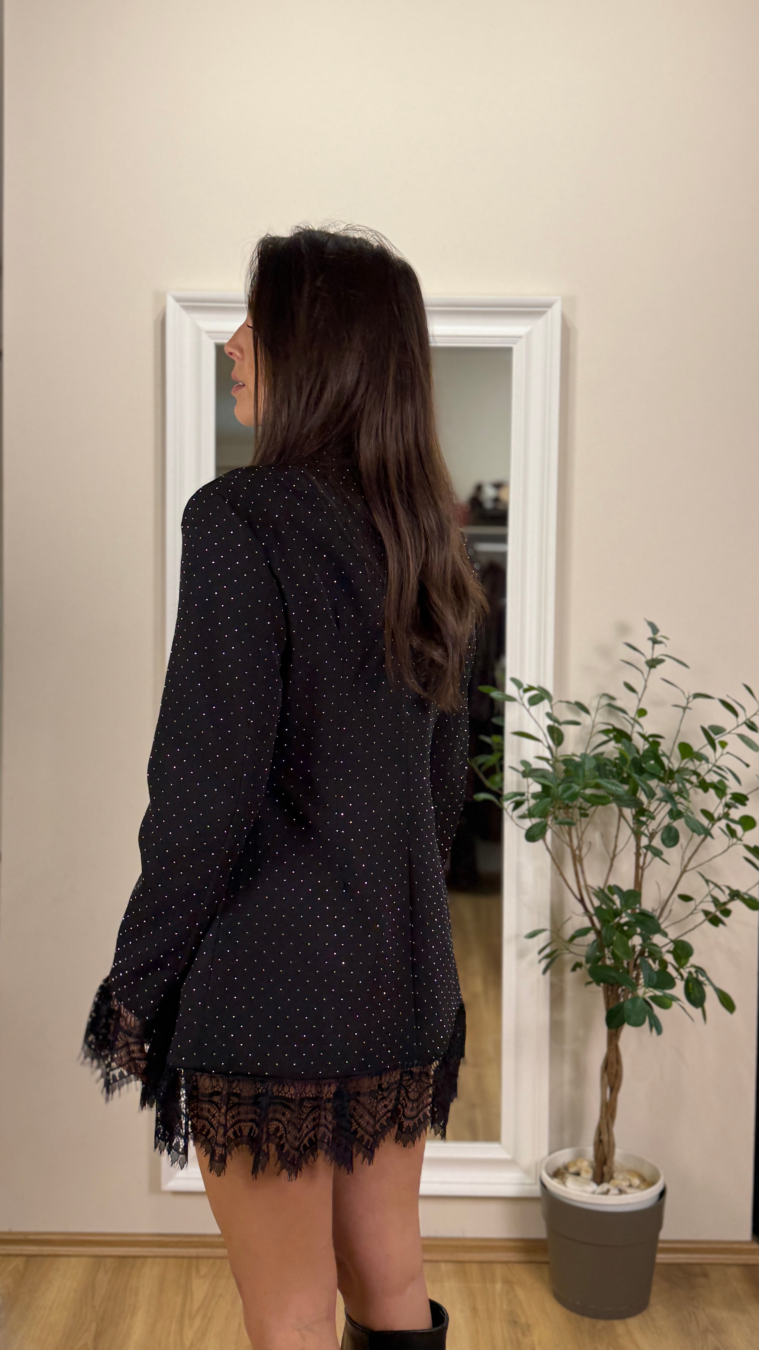 Blazer con strass e rifiniture in pizzo.