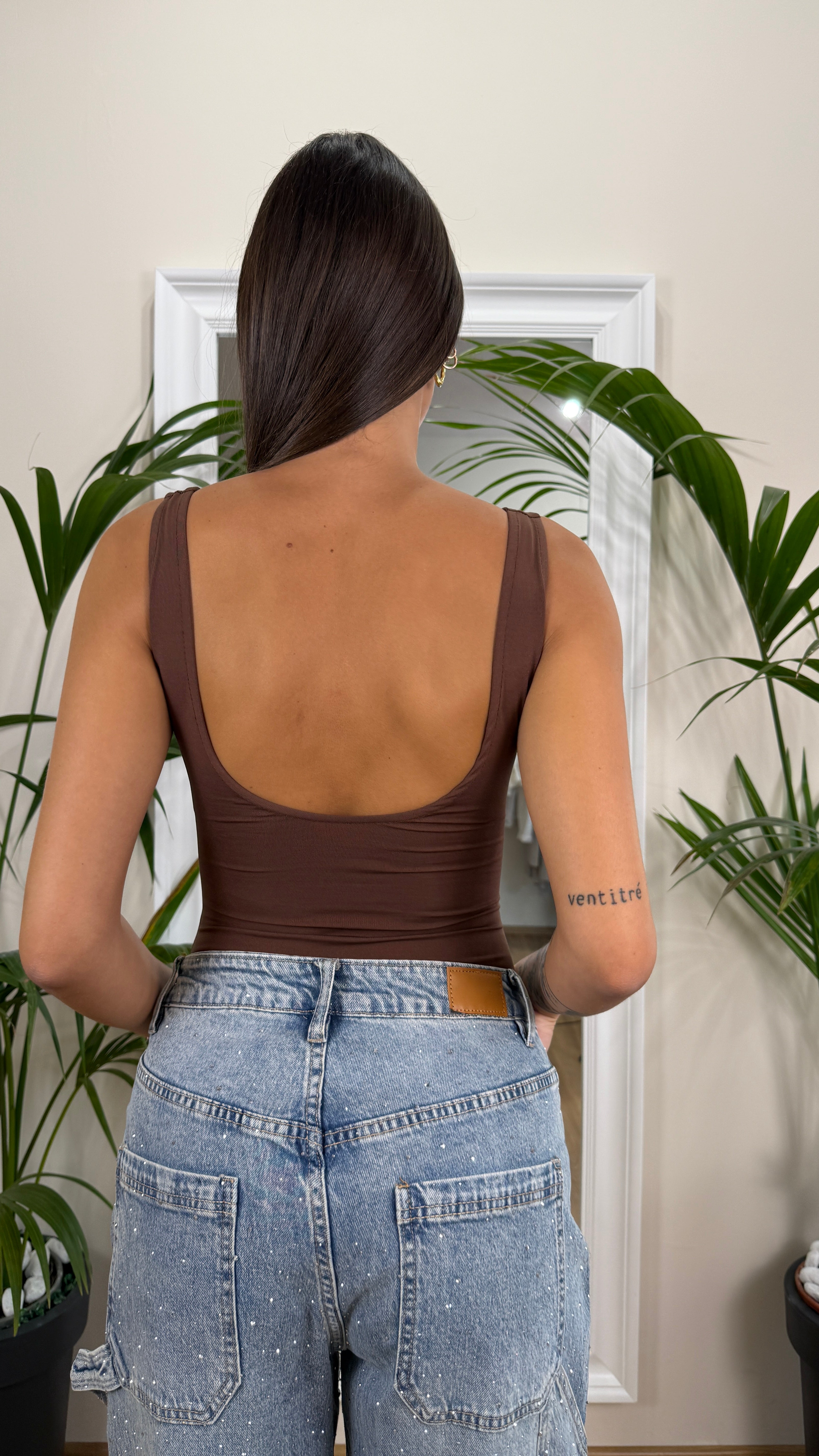 Body con scollo a V.