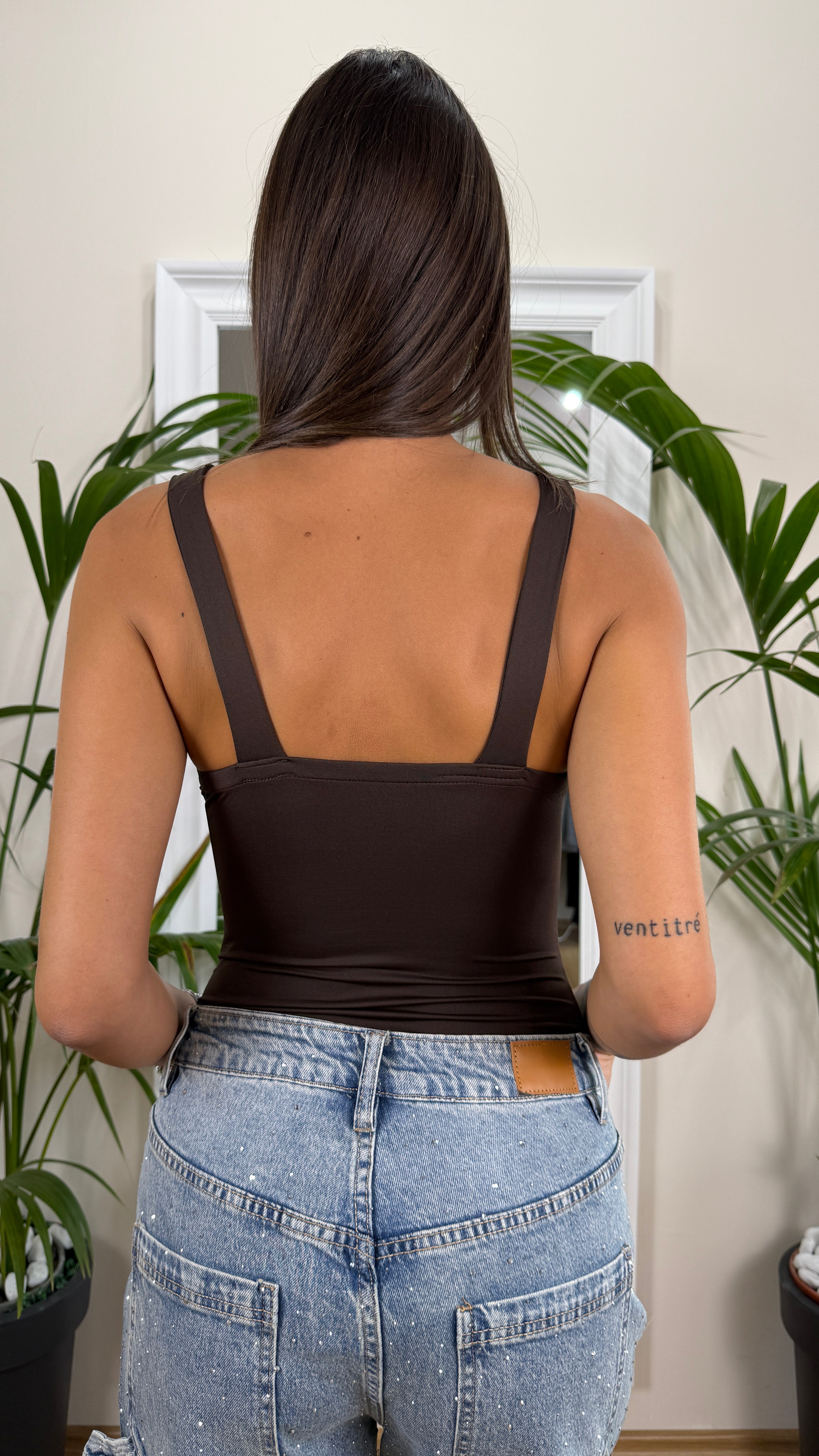 Body scollo a V con coppe.